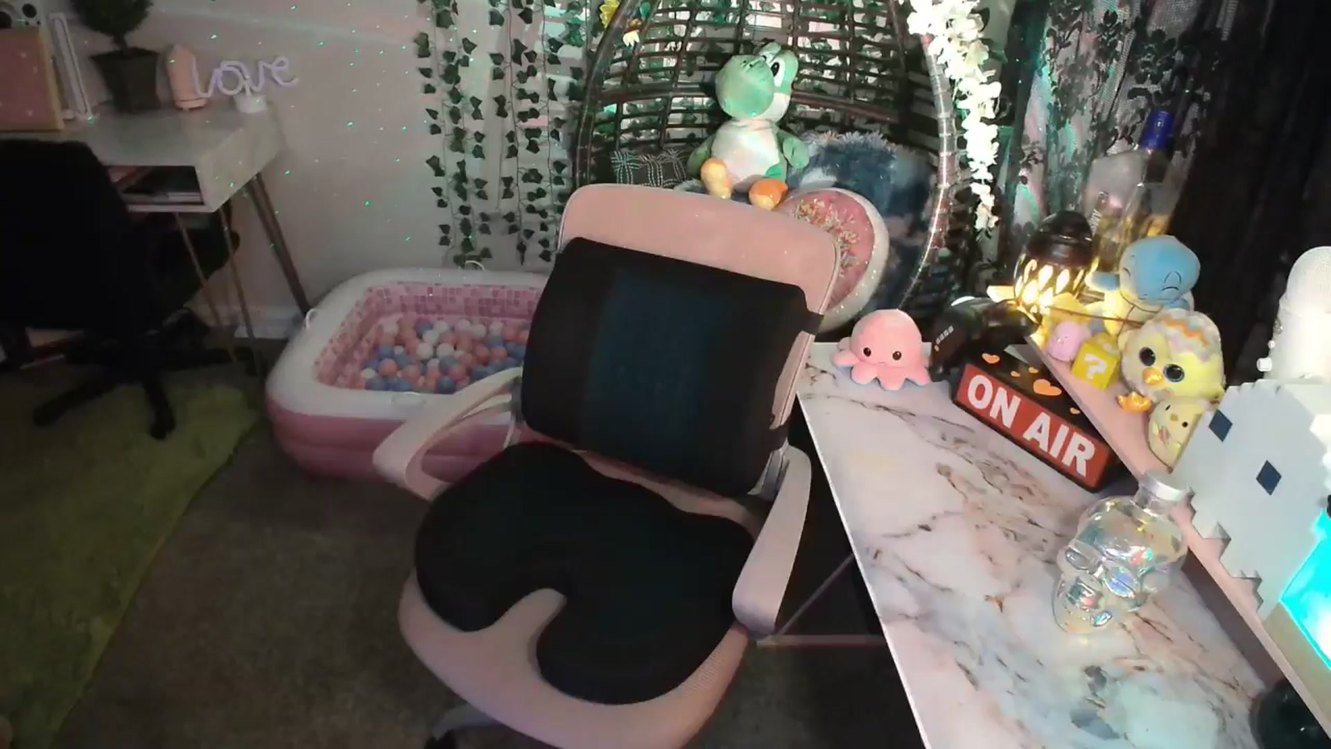 Gallery image thumbnail from HeidiKlumsy's myfreecams stream on, 05/25/2024, 05:14 image 17 of 20
