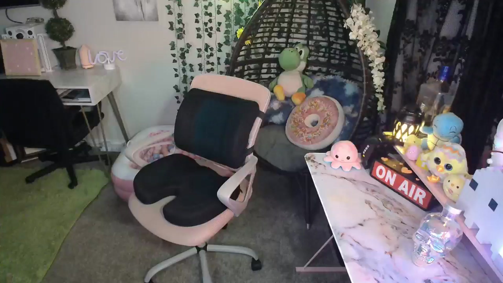 Gallery image thumbnail from HeidiKlumsy's myfreecams stream on, 05/25/2024, 06:39 image 8 of 20