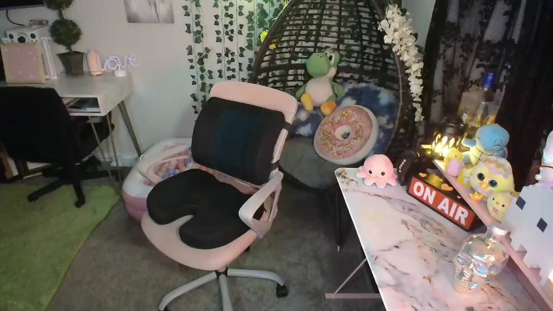 Gallery image thumbnail from HeidiKlumsy's myfreecams stream on, 05/25/2024, 06:39 image 7 of 20