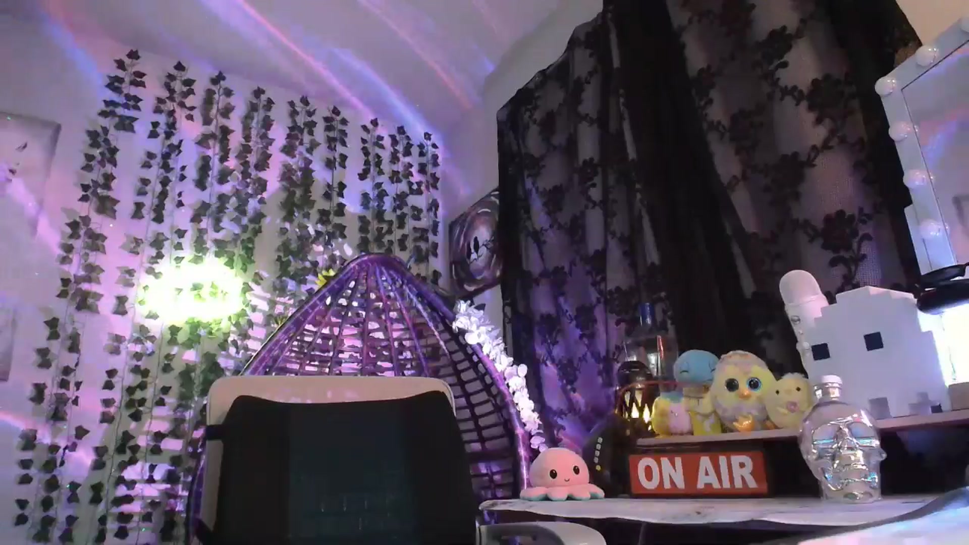 Gallery image thumbnail from HeidiKlumsy's myfreecams stream on, 05/25/2024, 06:39 image 17 of 20