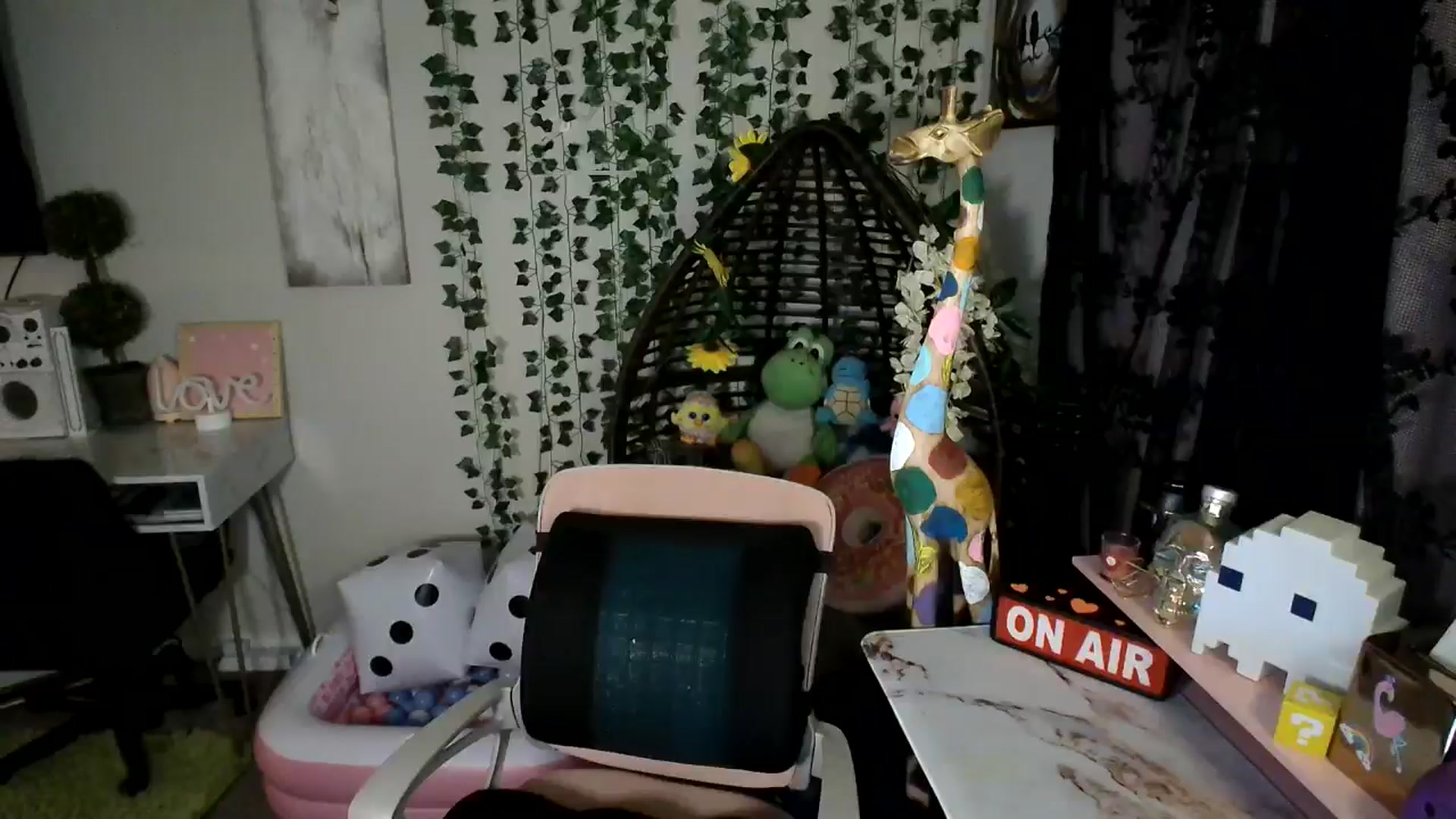 Gallery image thumbnail from HeidiKlumsy's myfreecams stream on, 06/14/2024, 07:58 image 18 of 20