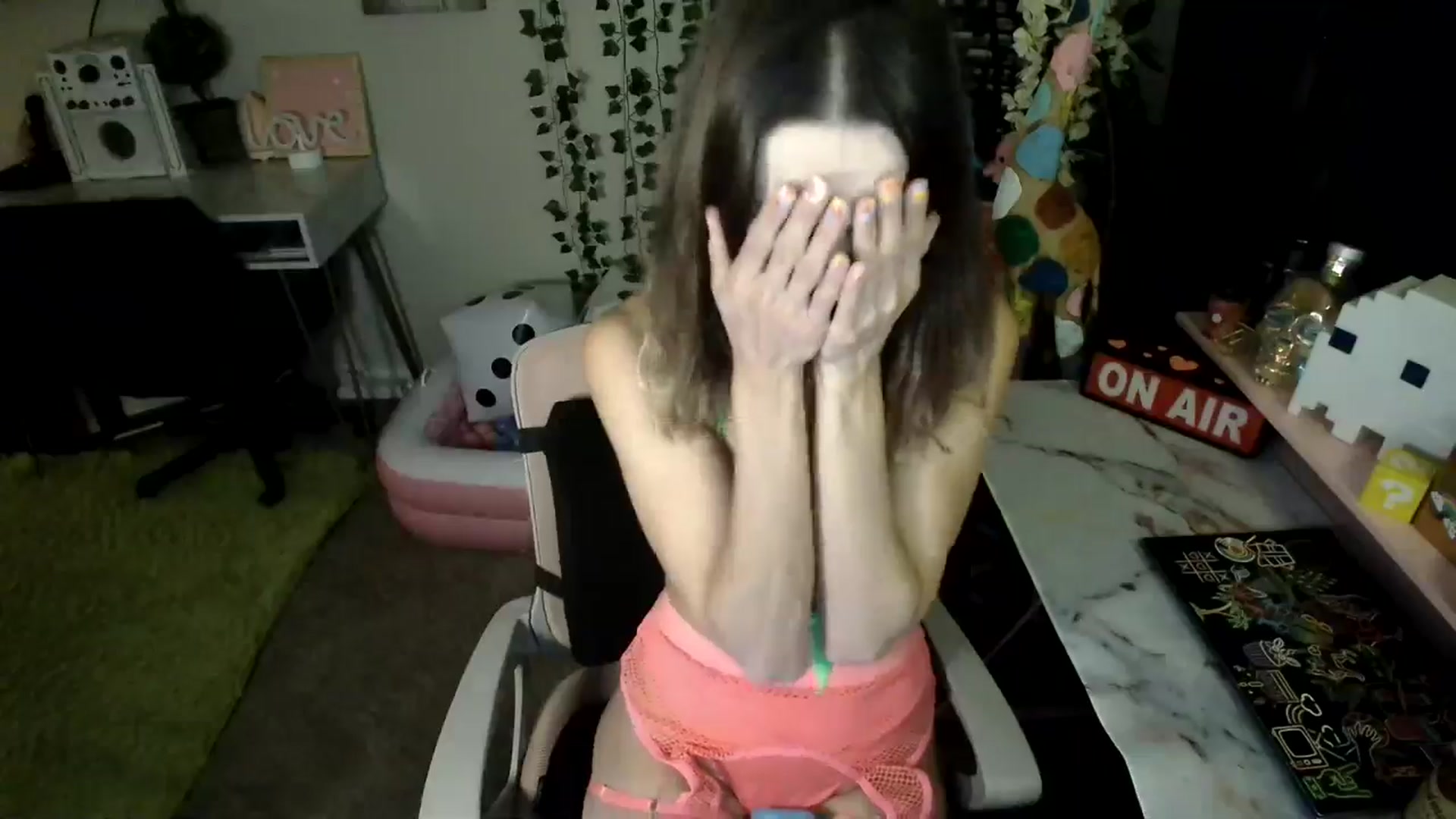 Gallery image thumbnail from HeidiKlumsy's myfreecams stream on, 06/14/2024, 09:40 image 8 of 20