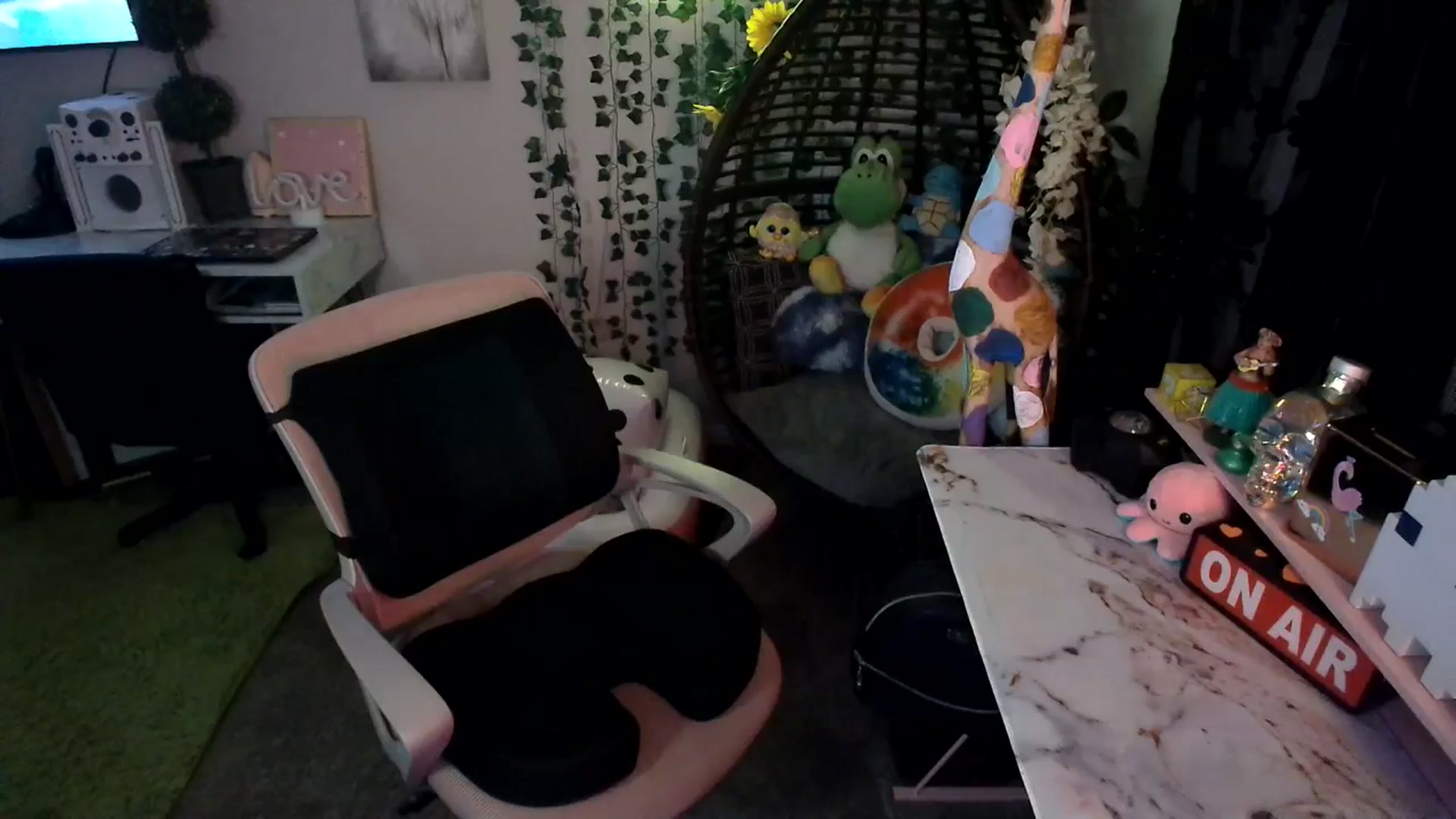 Gallery image thumbnail from HeidiKlumsy's myfreecams stream on, 07/03/2024, 05:20 image 7 of 20