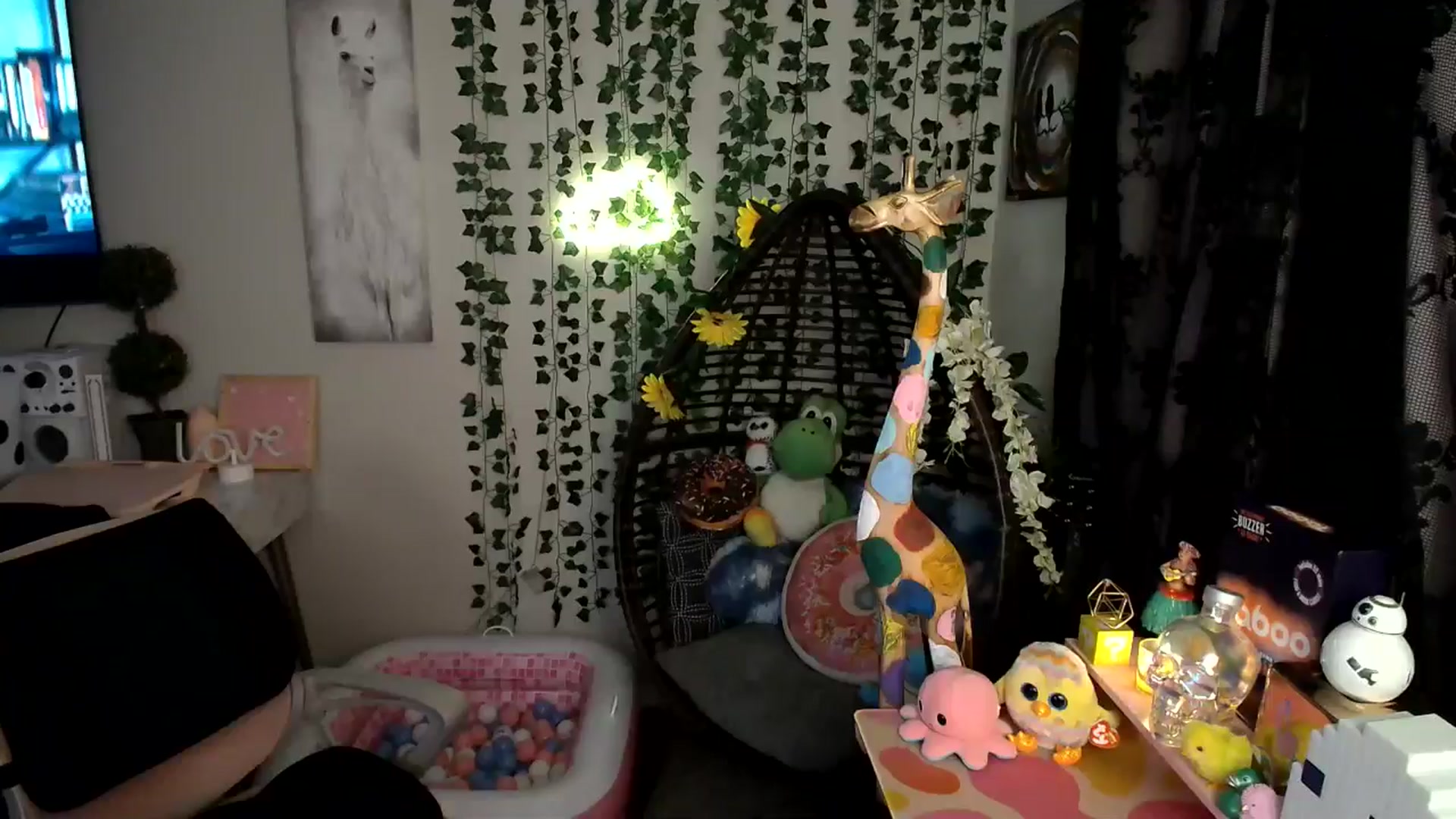 Gallery image thumbnail from HeidiKlumsy's myfreecams stream on, 07/13/2024, 02:05 image 10 of 20