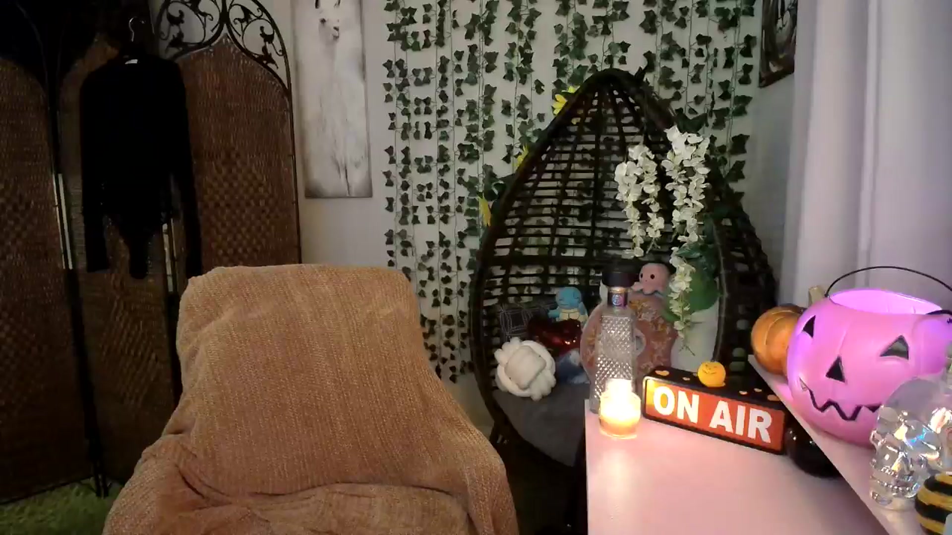 Gallery image thumbnail from HeidiKlumsy's myfreecams stream on, 09/25/2024, 24:46 image 16 of 20