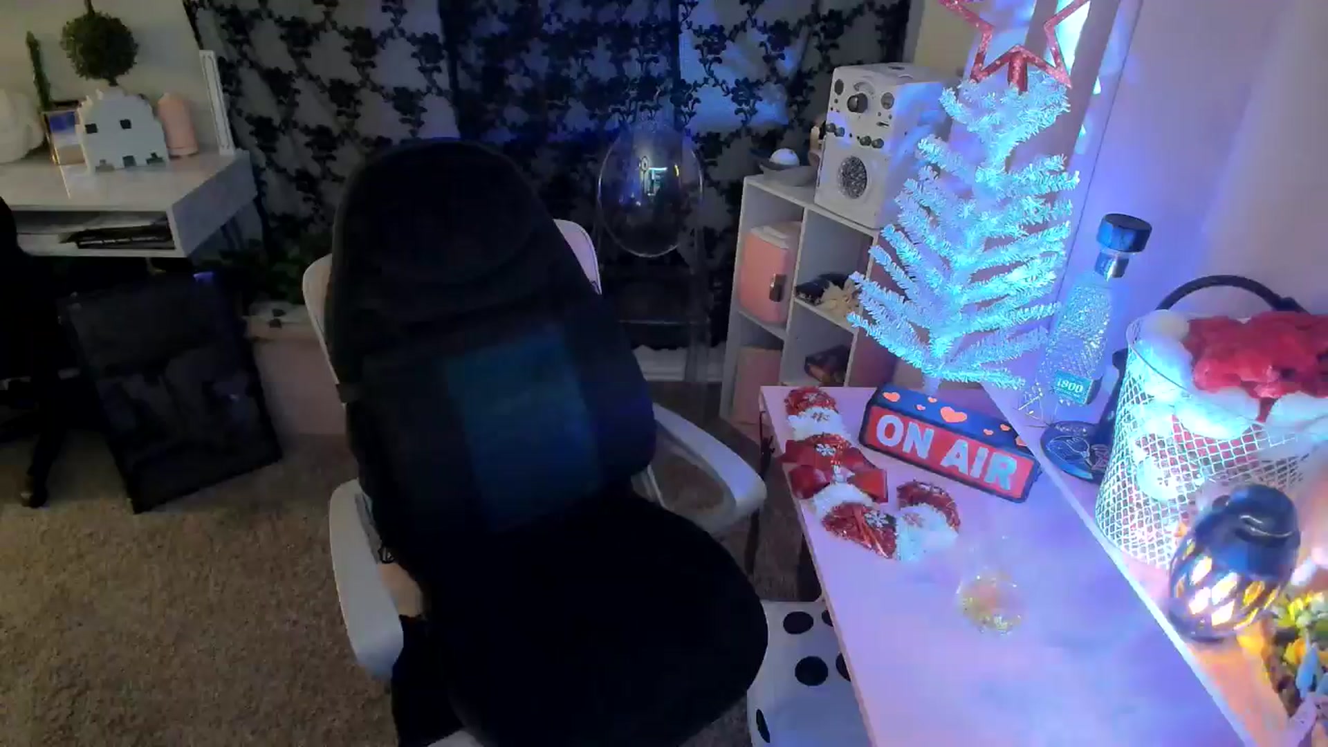 Gallery image thumbnail from HeidiKlumsy's myfreecams stream on, 12/03/2024, 08:18 image 13 of 20