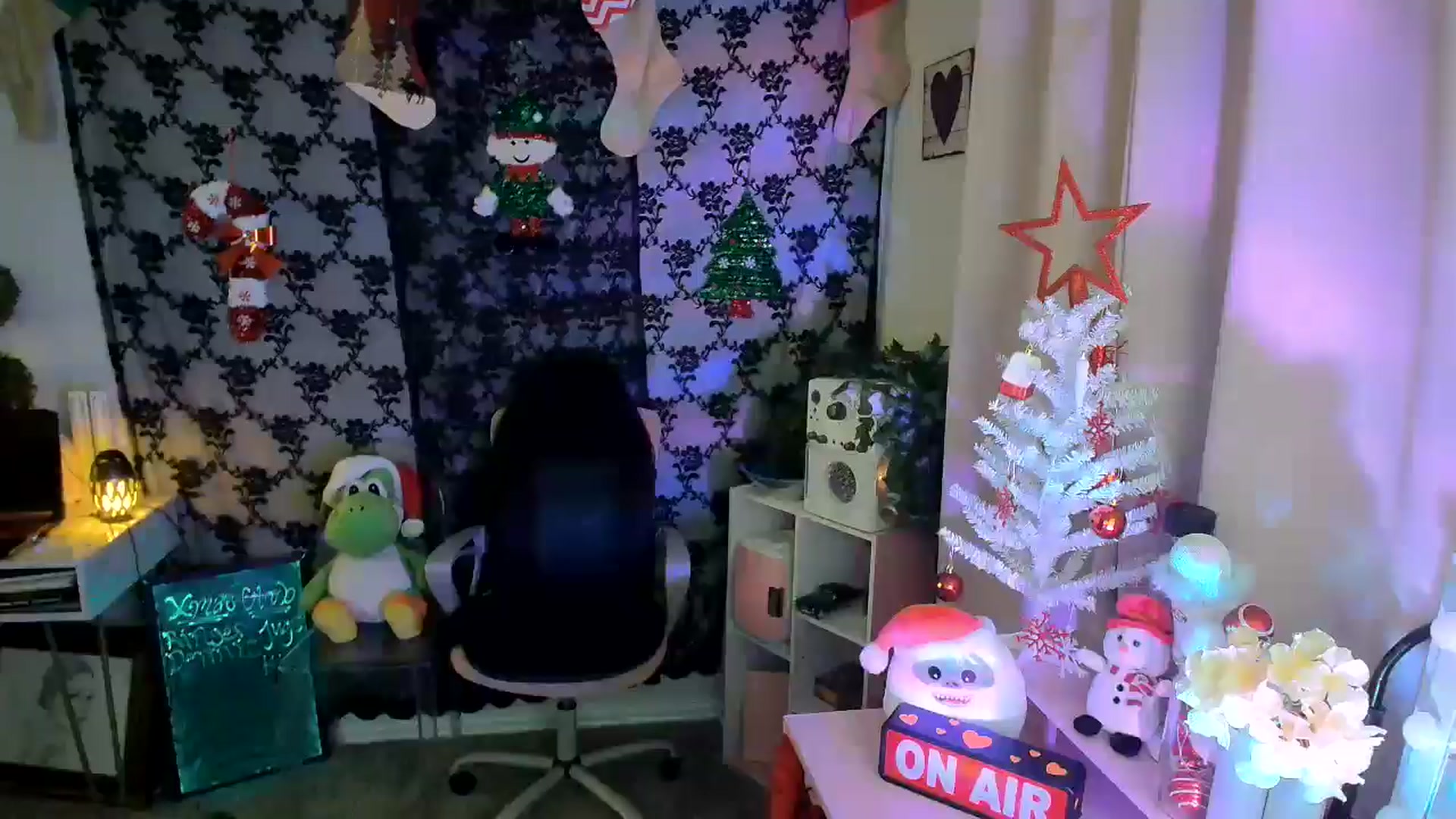 Gallery image thumbnail from HeidiKlumsy's myfreecams stream on, 12/13/2024, 02:03 image 10 of 20