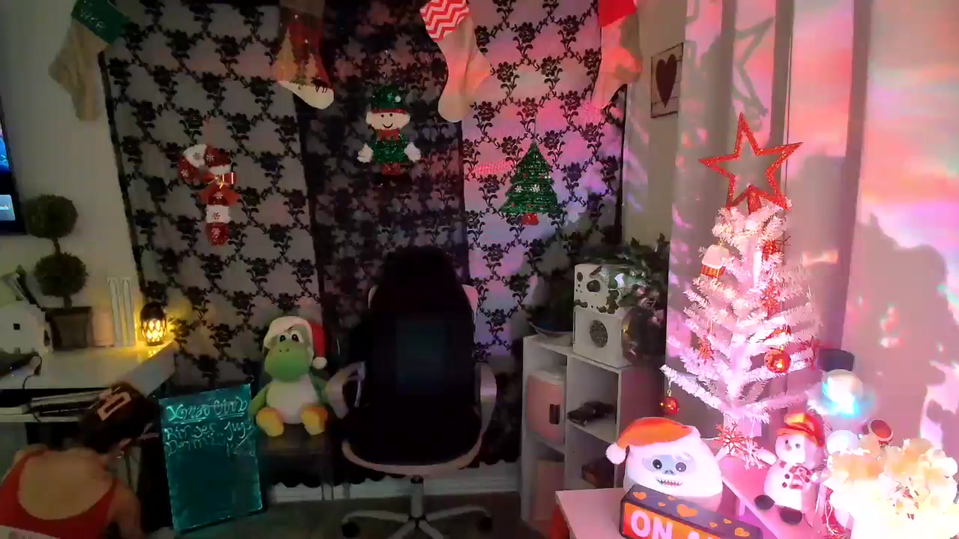 Gallery image thumbnail from HeidiKlumsy's myfreecams stream on, 12/13/2024, 02:03 image 3 of 20