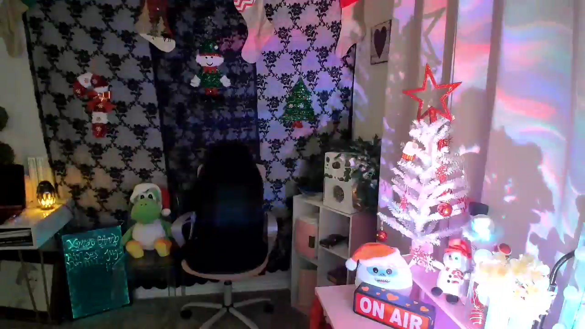 Gallery image thumbnail from HeidiKlumsy's myfreecams stream on, 12/13/2024, 02:03 image 7 of 20