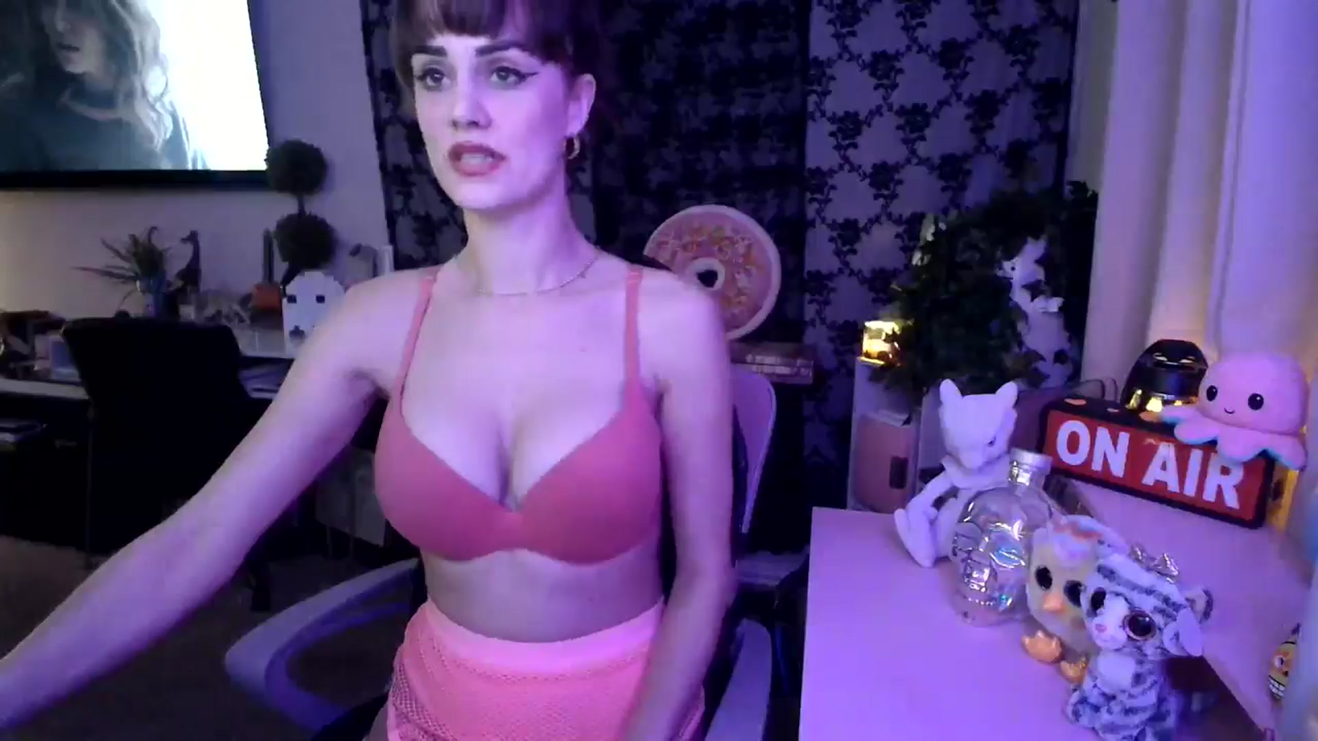 Gallery image thumbnail from HeidiKlumsy's myfreecams stream on, 01/06/2025, 05:20 image 4 of 20