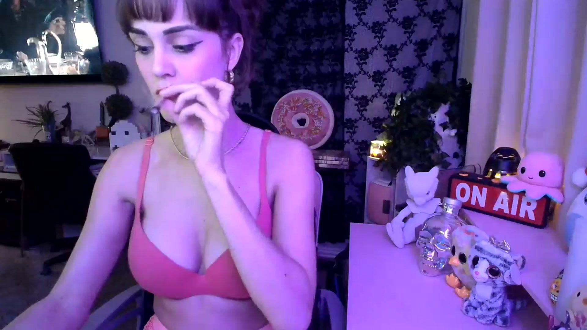 Gallery image thumbnail from HeidiKlumsy's myfreecams stream on, 01/06/2025, 05:20 image 7 of 20