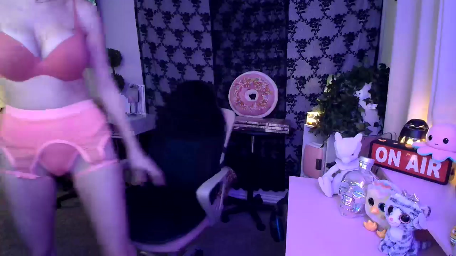 Gallery image thumbnail from HeidiKlumsy's myfreecams stream on, 01/06/2025, 05:20 image 5 of 20