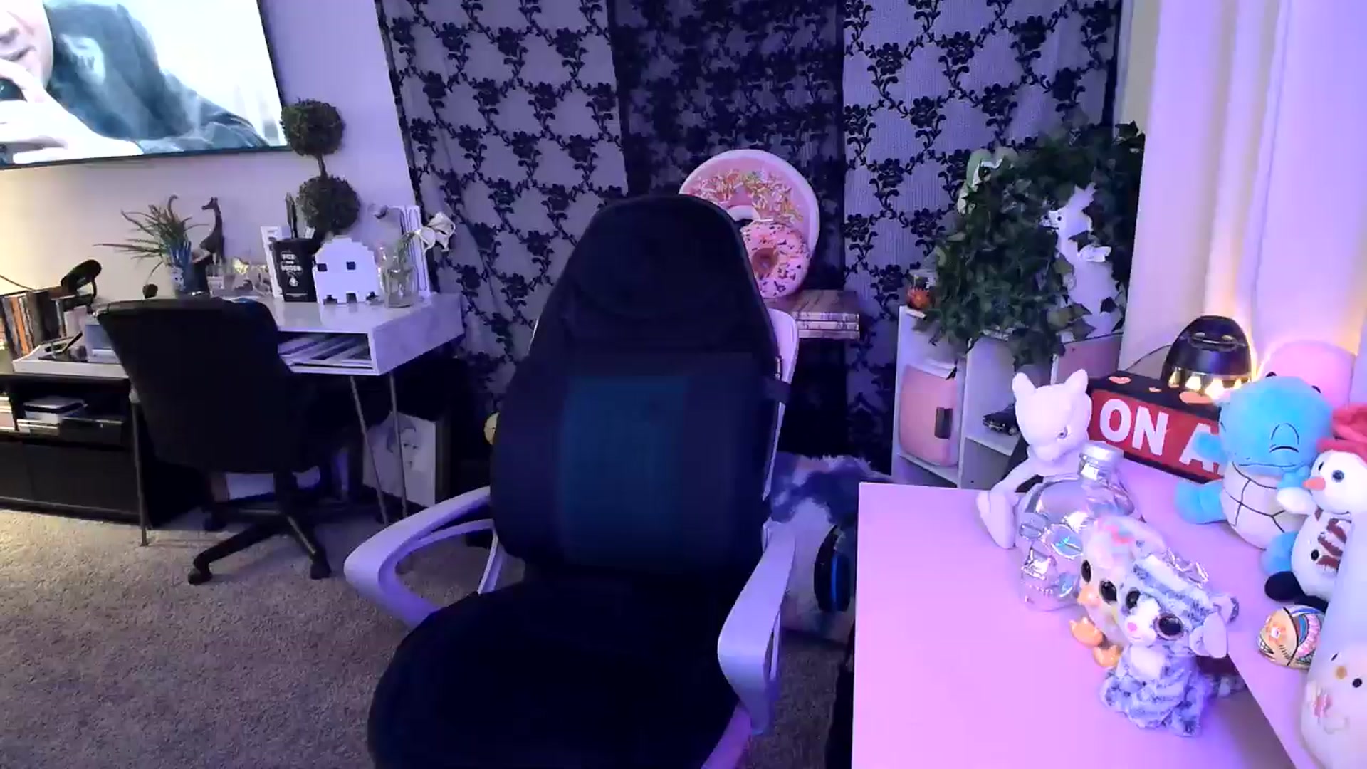 Gallery image thumbnail from HeidiKlumsy's myfreecams stream on, 01/09/2025, 24:40 image 1 of 20