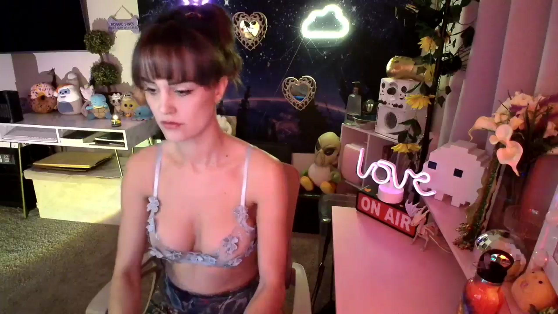 Gallery image thumbnail from HeidiKlumsy's myfreecams stream on, 03/10/2025, 03:00 image 4 of 20