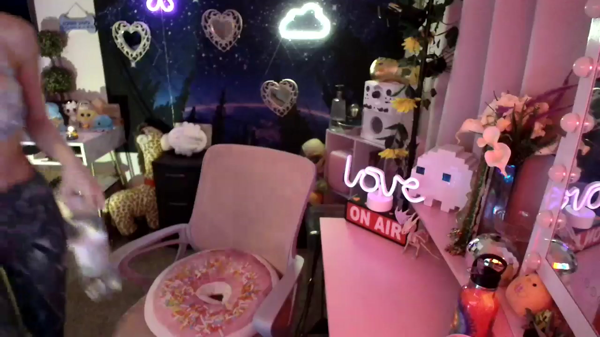 Gallery image thumbnail from HeidiKlumsy's myfreecams stream on, 03/10/2025, 03:00 image 5 of 20