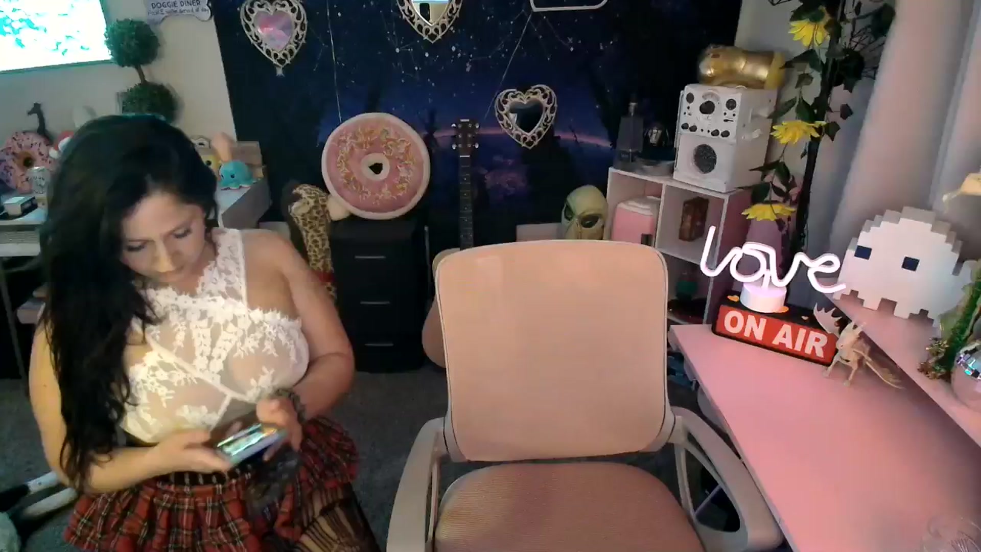 Gallery image thumbnail from HeidiKlumsy's myfreecams stream on, 03/12/2025, 06:30 image 1 of 20