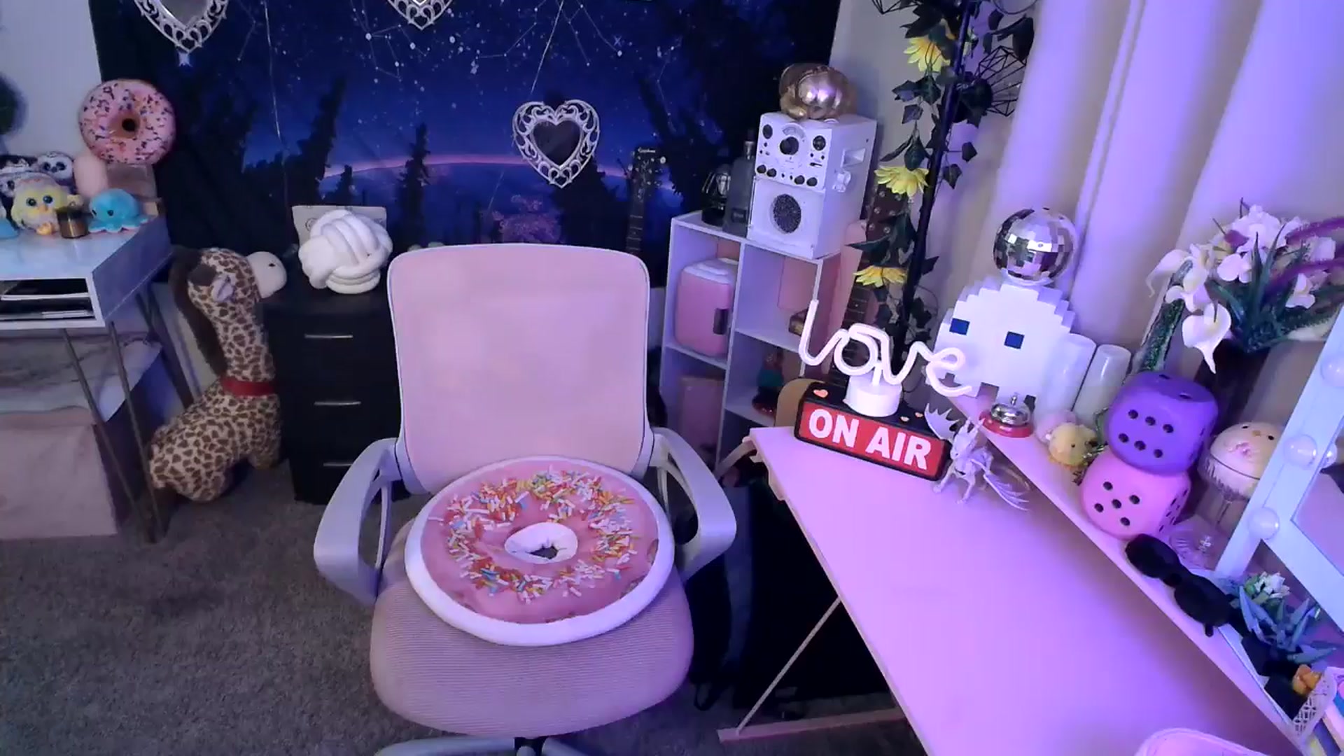 Gallery image thumbnail from HeidiKlumsy's myfreecams stream on, 03/21/2025, 03:01 image 10 of 20