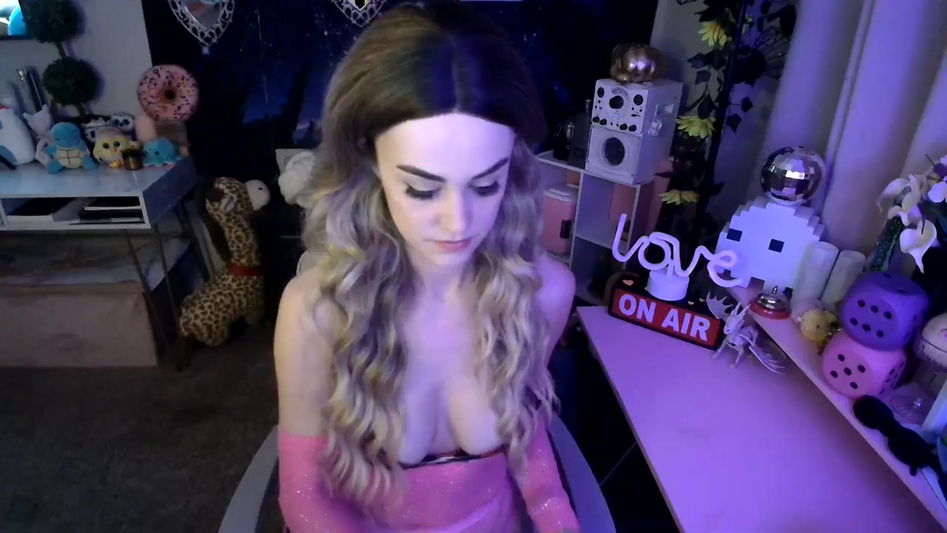 Gallery image thumbnail from HeidiKlumsy's myfreecams stream on, 03/21/2025, 03:01 image 5 of 20