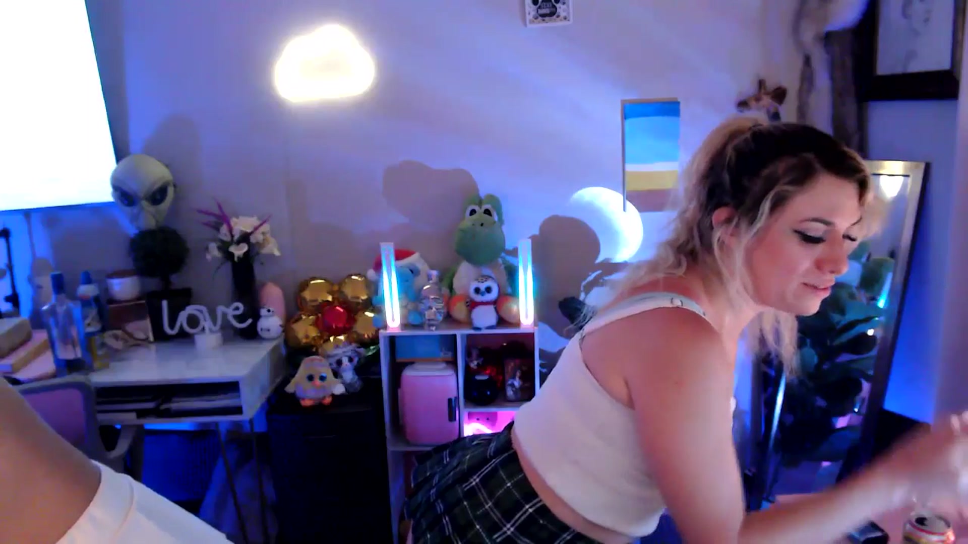Gallery image thumbnail from HeidiKlumsy's myfreecams stream on, 06/19/2025, 08:18 image 8 of 20