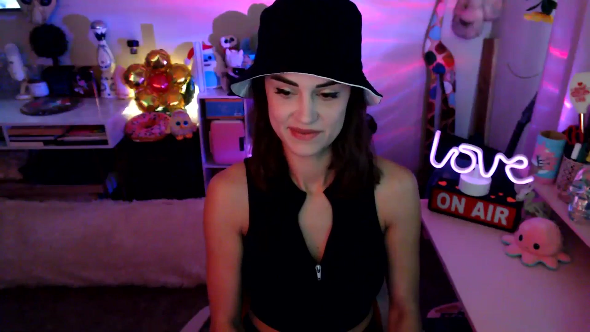 Gallery image thumbnail from HeidiKlumsy's myfreecams stream on, 09/03/2025, 22:10 image 17 of 20