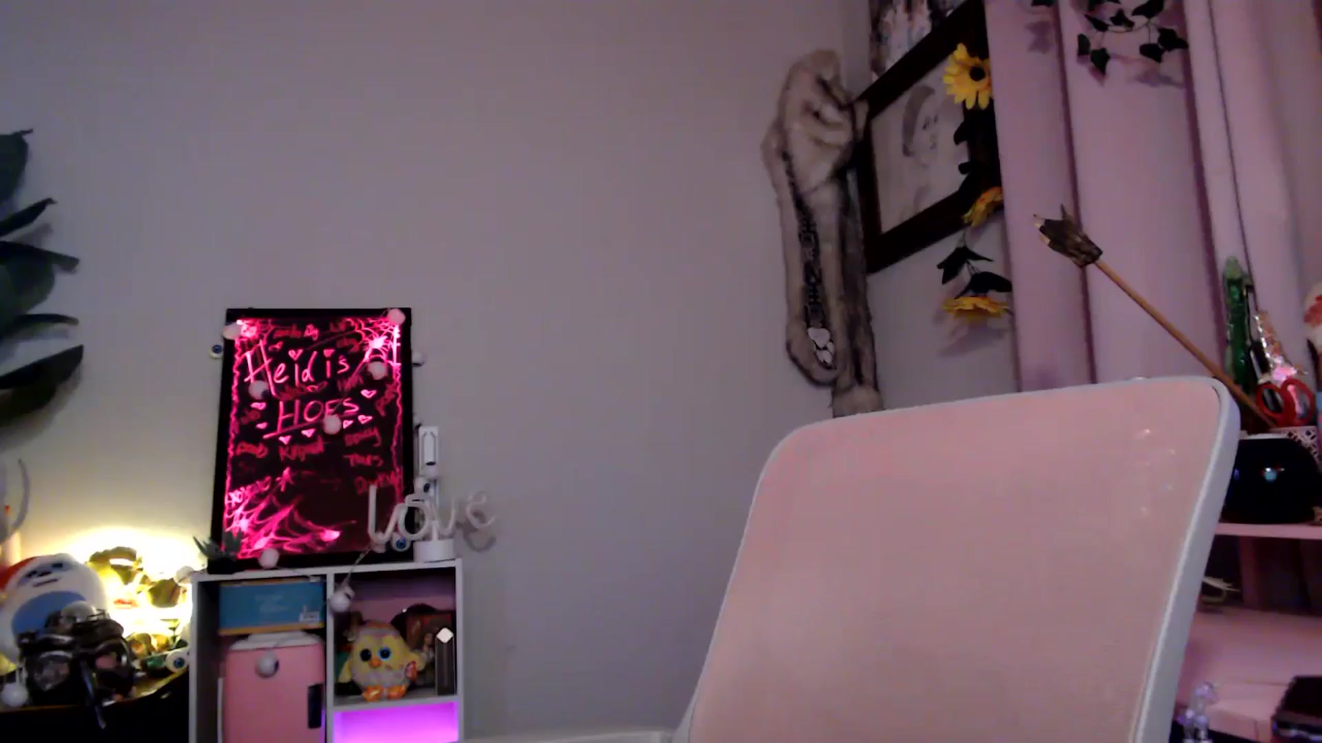 Gallery image thumbnail from HeidiKlumsy's myfreecams stream on, 10/30/2025, 07:17 image 18 of 20