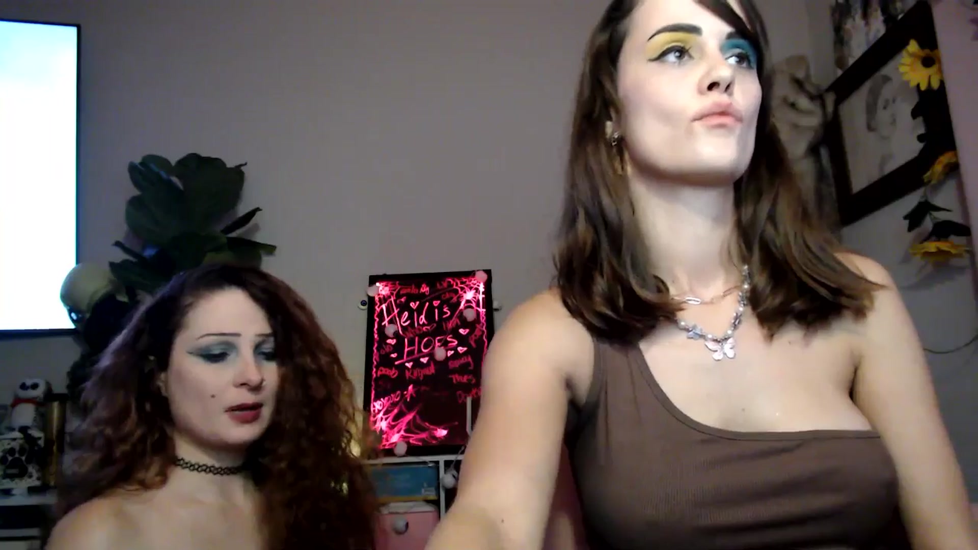 Gallery image thumbnail from HeidiKlumsy's myfreecams stream on, 10/30/2025, 07:17 image 6 of 20