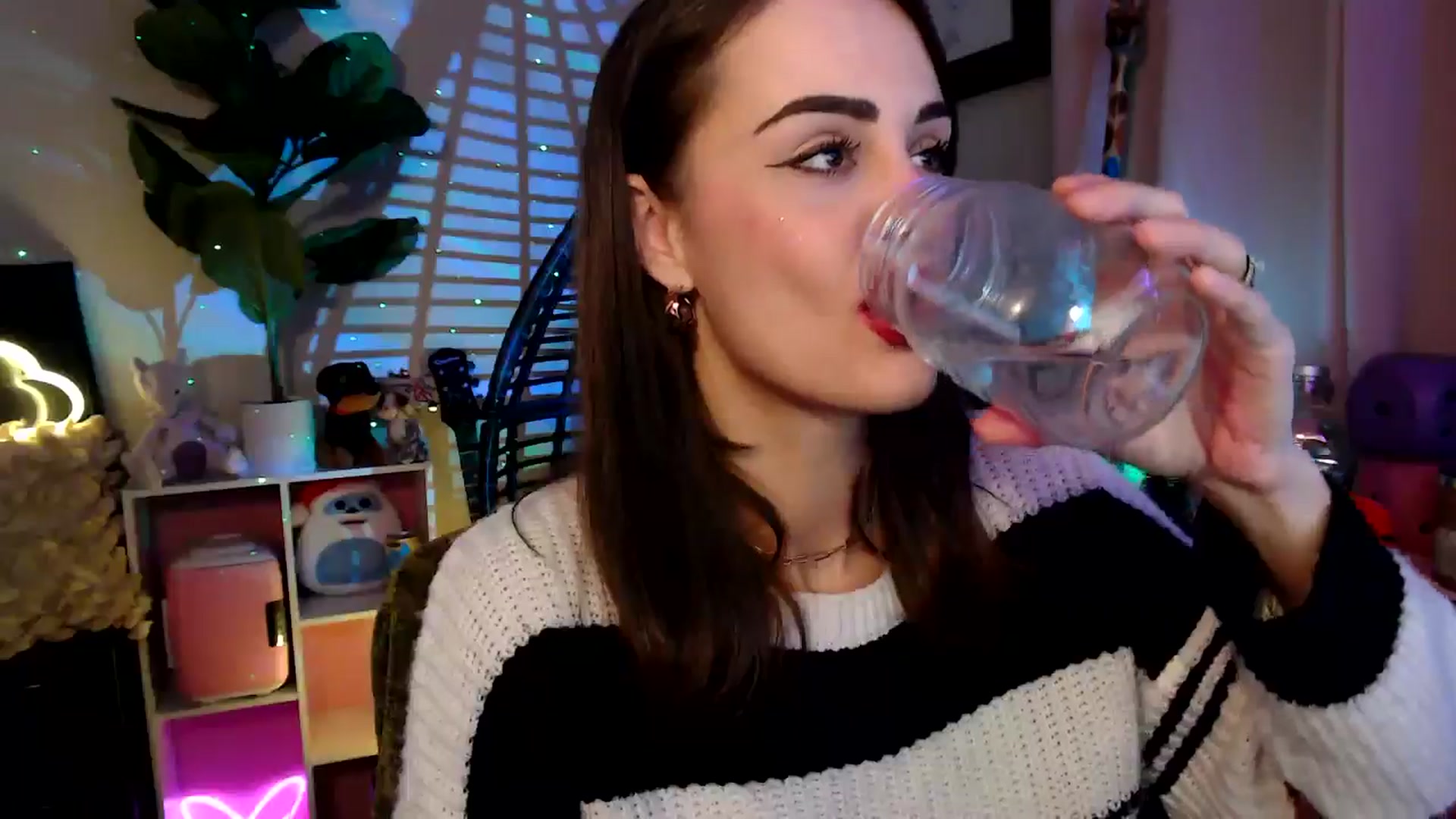 Gallery image thumbnail from HeidiKlumsy's myfreecams stream on, 11/28/2025, 03:30 image 15 of 20