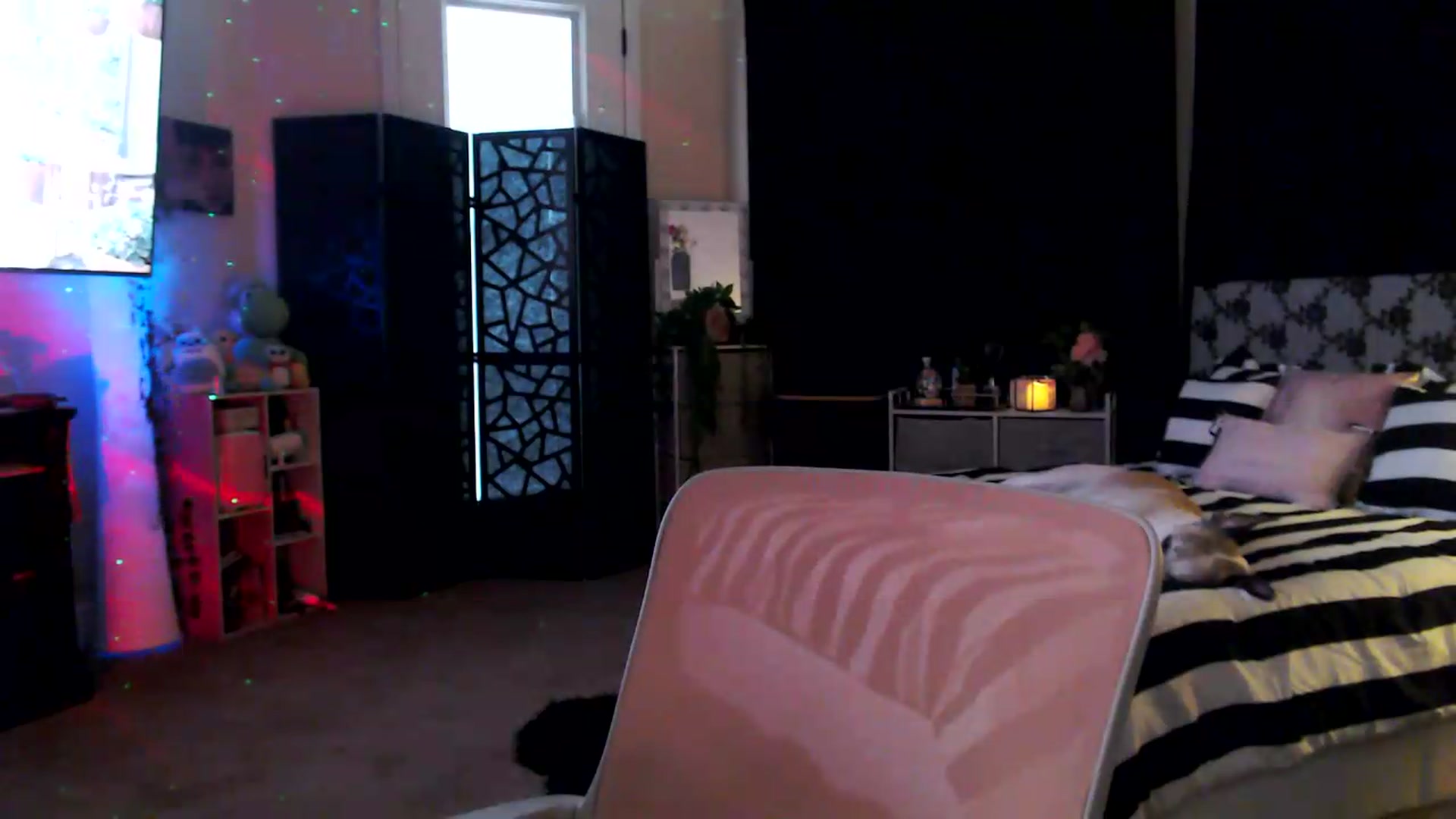 Gallery image thumbnail from HeidiKlumsy's myfreecams stream on, 07/23/2026, 24:32 image 17 of 20