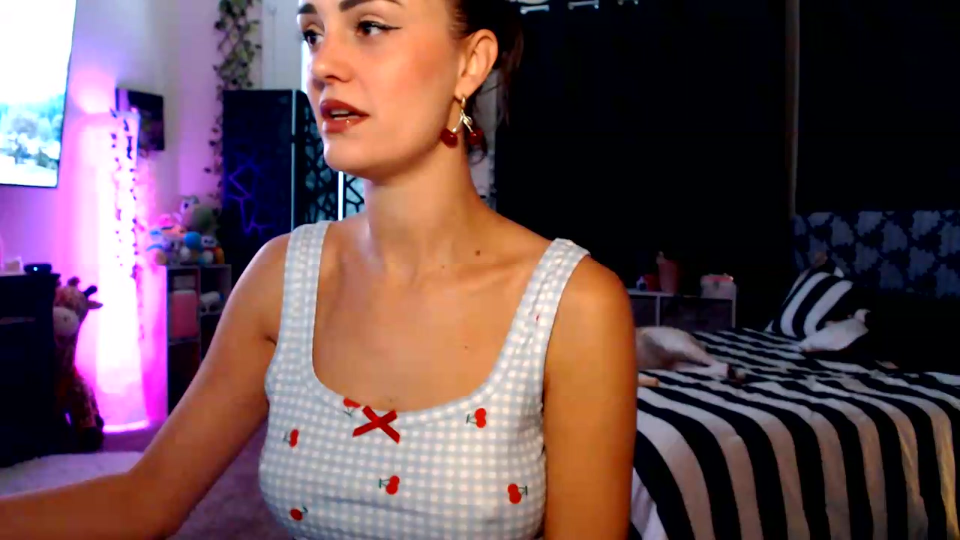 Gallery image thumbnail from HeidiKlumsy's myfreecams stream on, 08/18/2026, 21:03 image 10 of 20