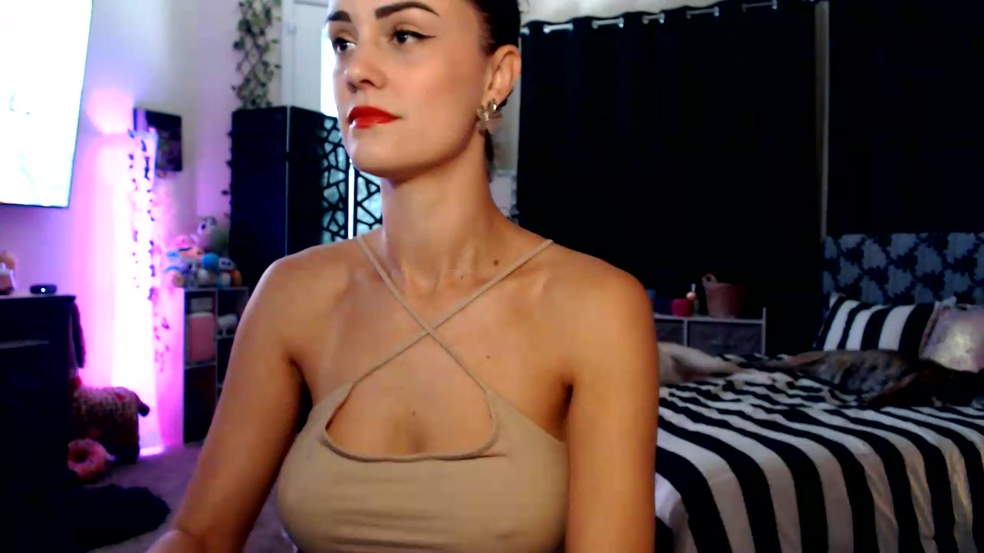 Gallery image thumbnail from HeidiKlumsy's myfreecams stream on, 08/25/2026, 23:05 image 6 of 20