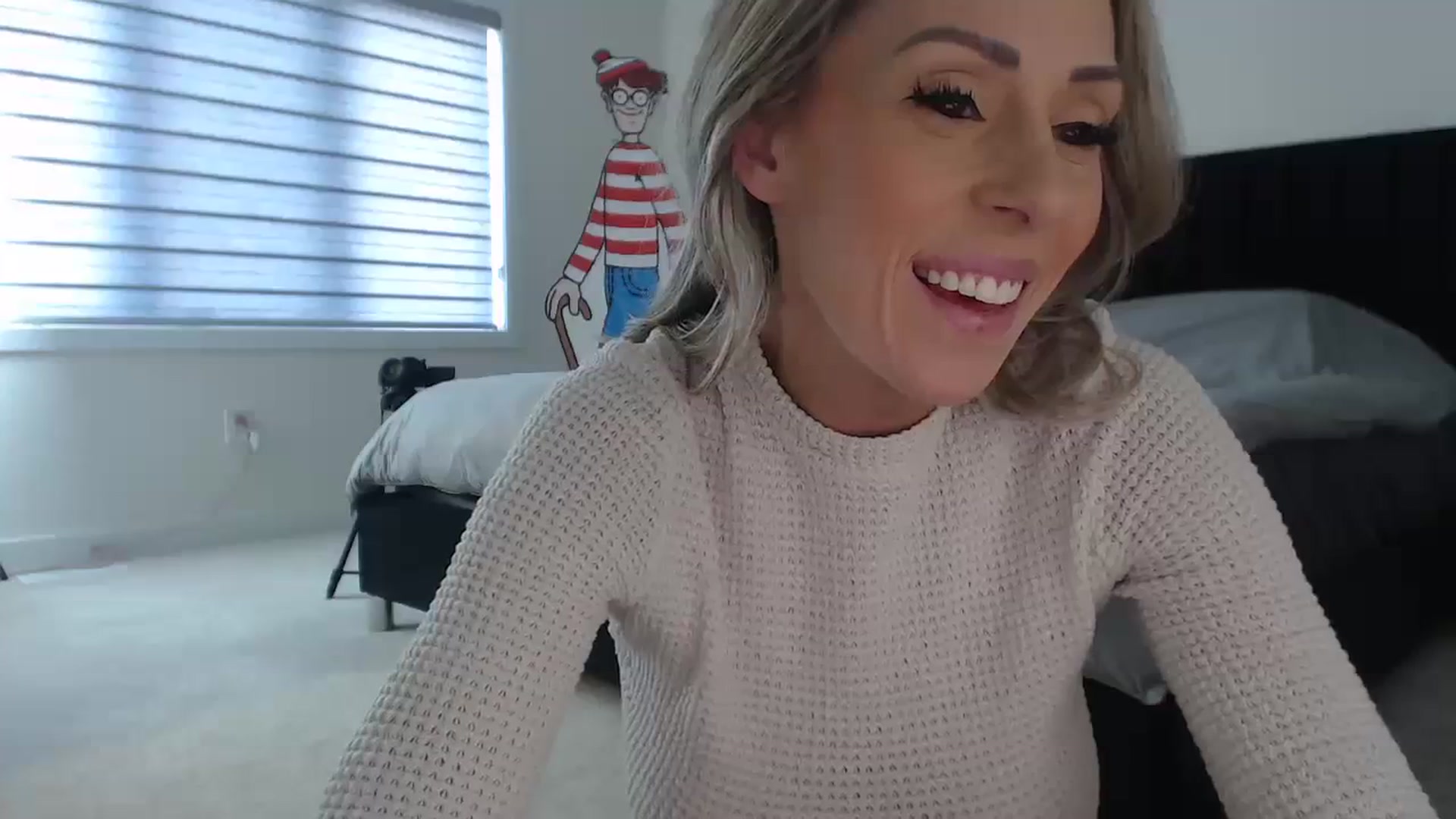 Gallery image thumbnail from Heidi_Wow's myfreecams stream on, 12/14/2023, 19:08 image 17 of 20