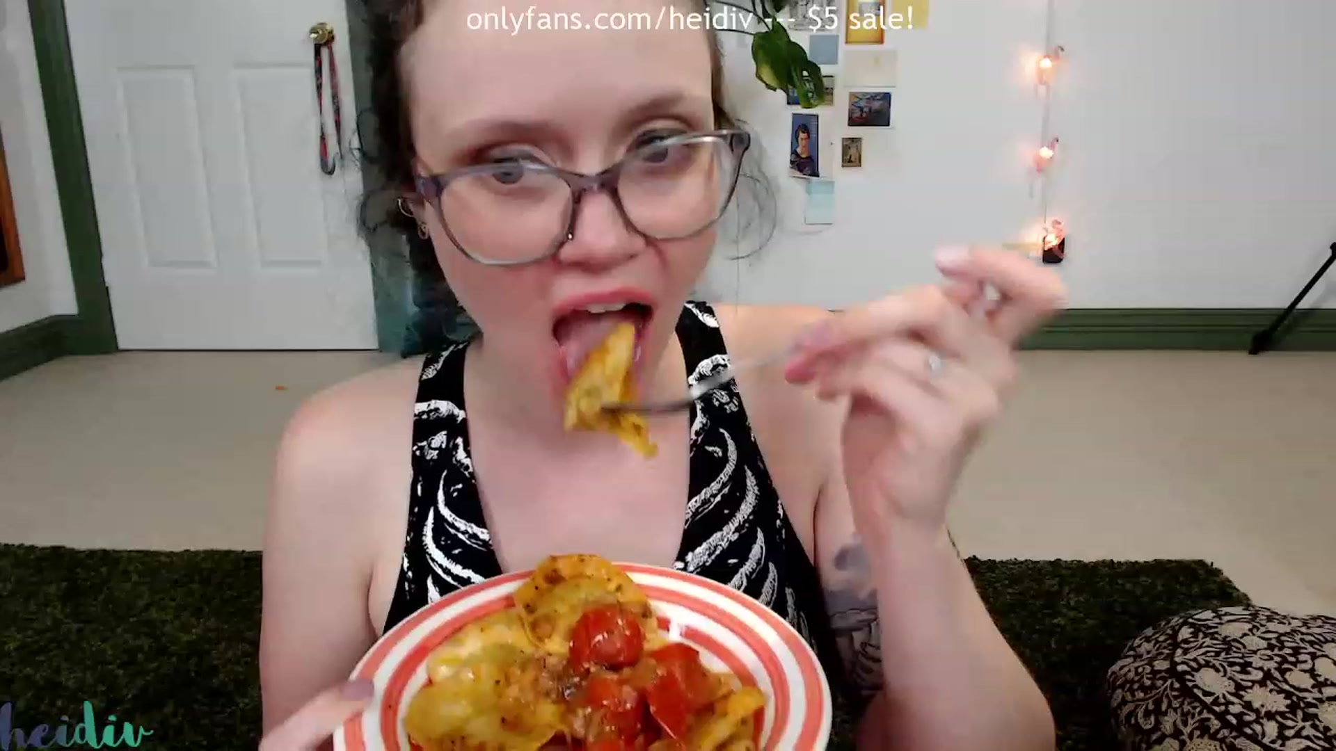 Gallery image thumbnail from Heidiv's myfreecams stream on, 03/01/2023, 10:12 image 17 of 20