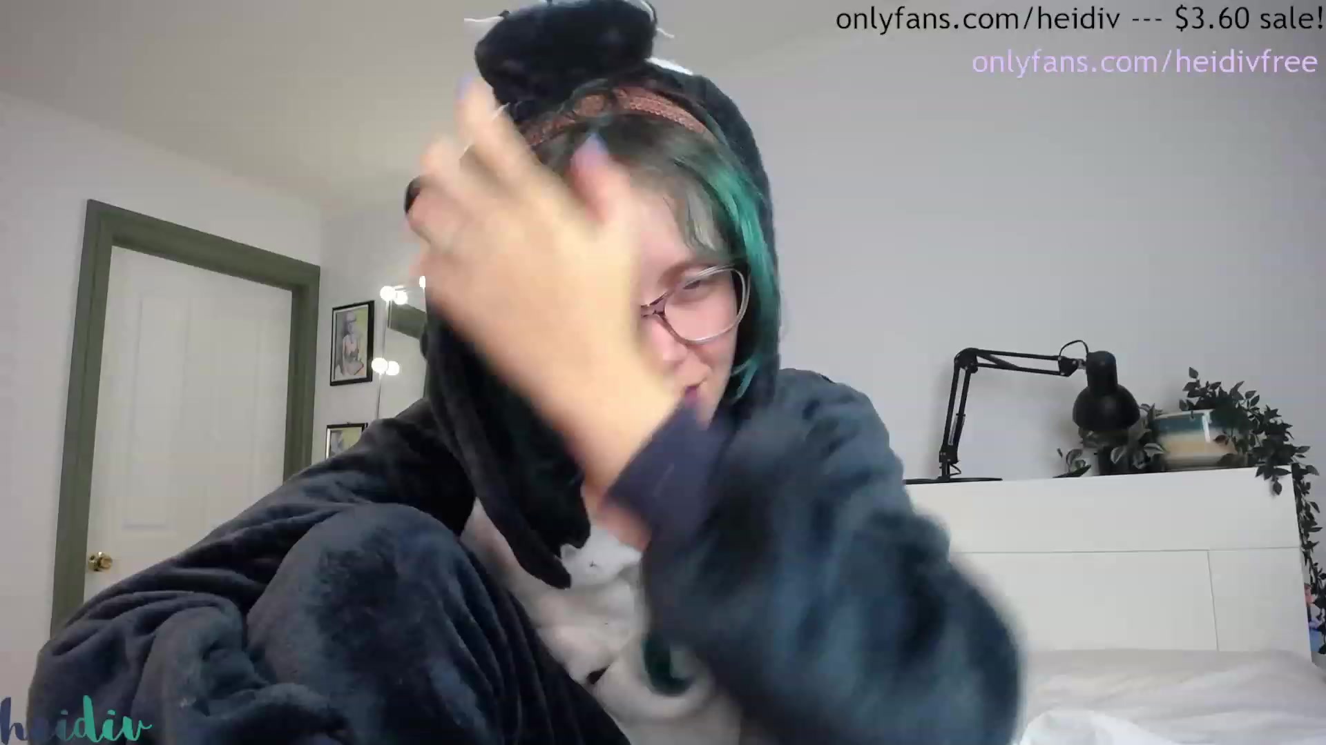 Gallery image thumbnail from Heidiv's myfreecams stream on, 09/10/2023, 11:03 image 6 of 20