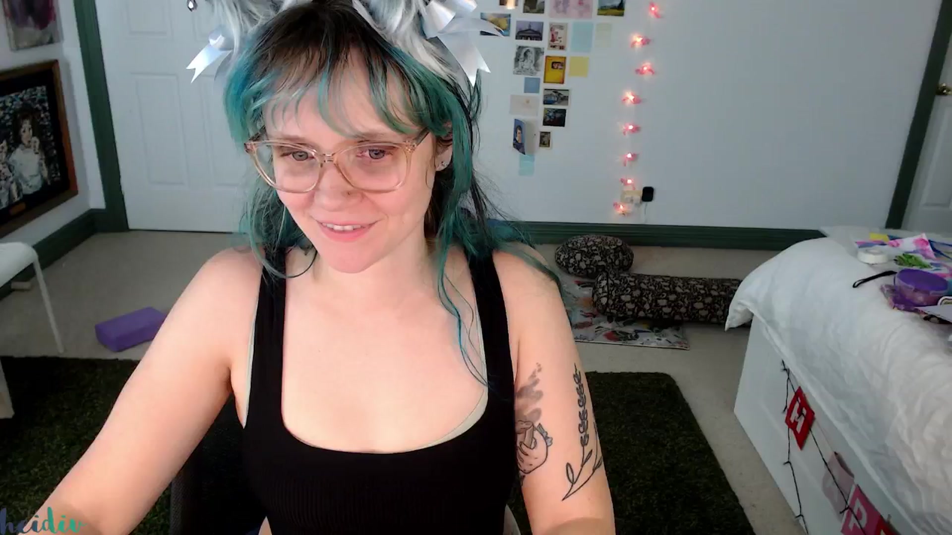 Gallery image thumbnail from Heidiv's myfreecams stream on, 05/17/2024, 08:50 image 10 of 20