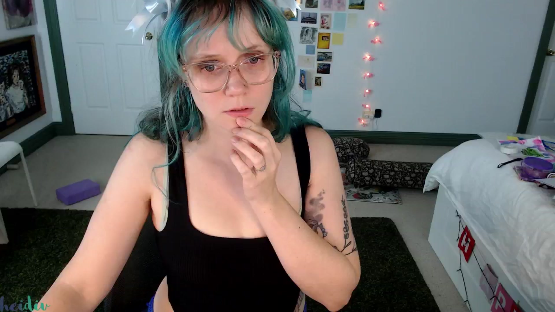 Gallery image thumbnail from Heidiv's myfreecams stream on, 05/17/2024, 08:50 image 4 of 20
