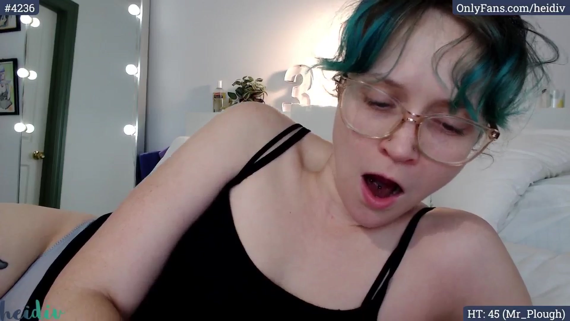 Gallery image thumbnail from Heidiv's myfreecams stream on, 07/06/2024, 10:05 image 8 of 20