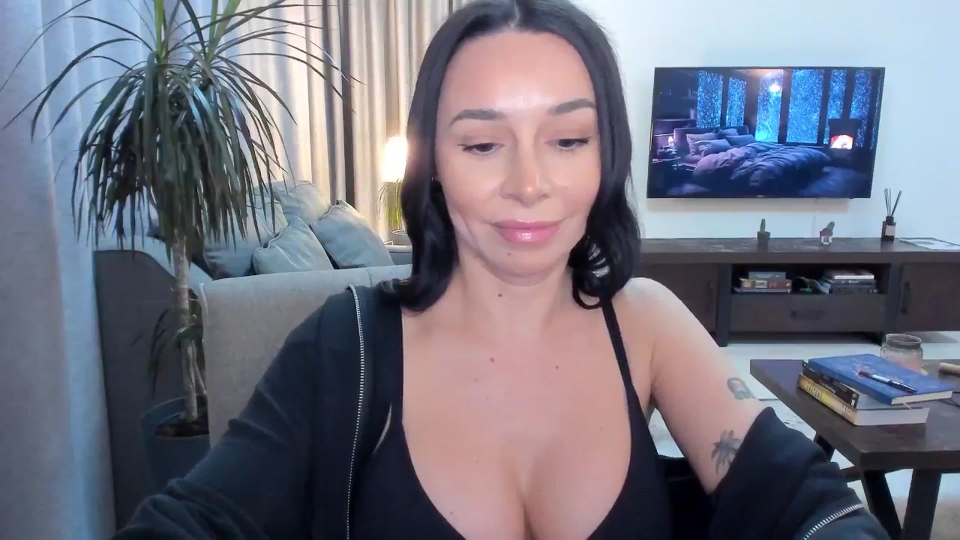 Gallery image thumbnail from Hekate's myfreecams stream on, 01/01/2025, 17:16 image 14 of 20