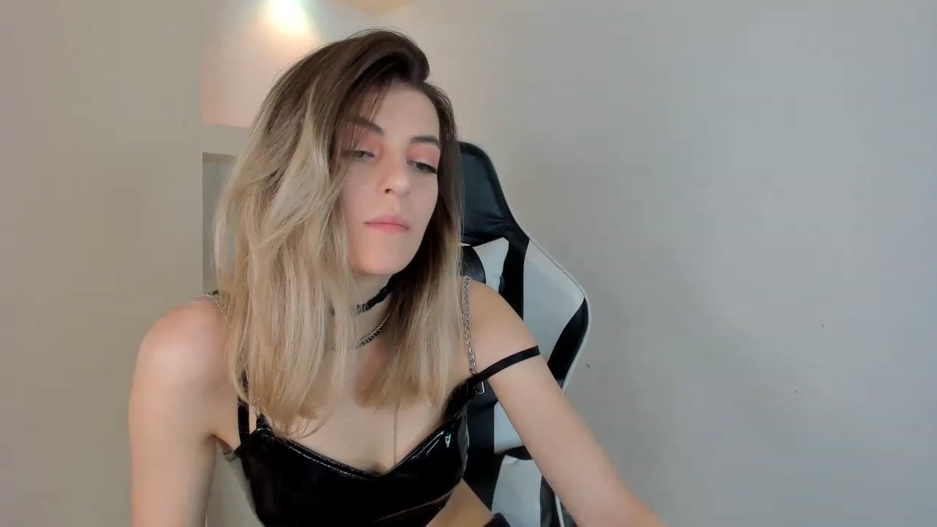 Gallery image thumbnail from HelelGretta's myfreecams stream on, 01/16/2023, 18:13 image 16 of 20