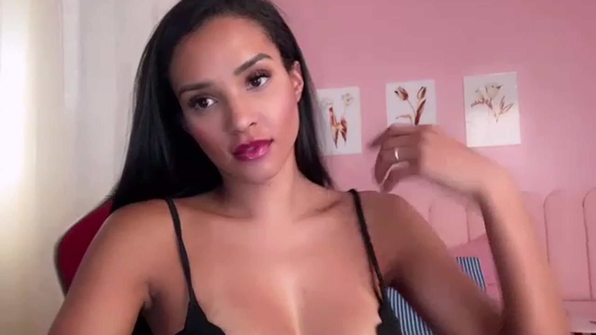 Gallery image thumbnail from Helen9g38's myfreecams stream on, 08/22/2023, 12:51 image 9 of 20
