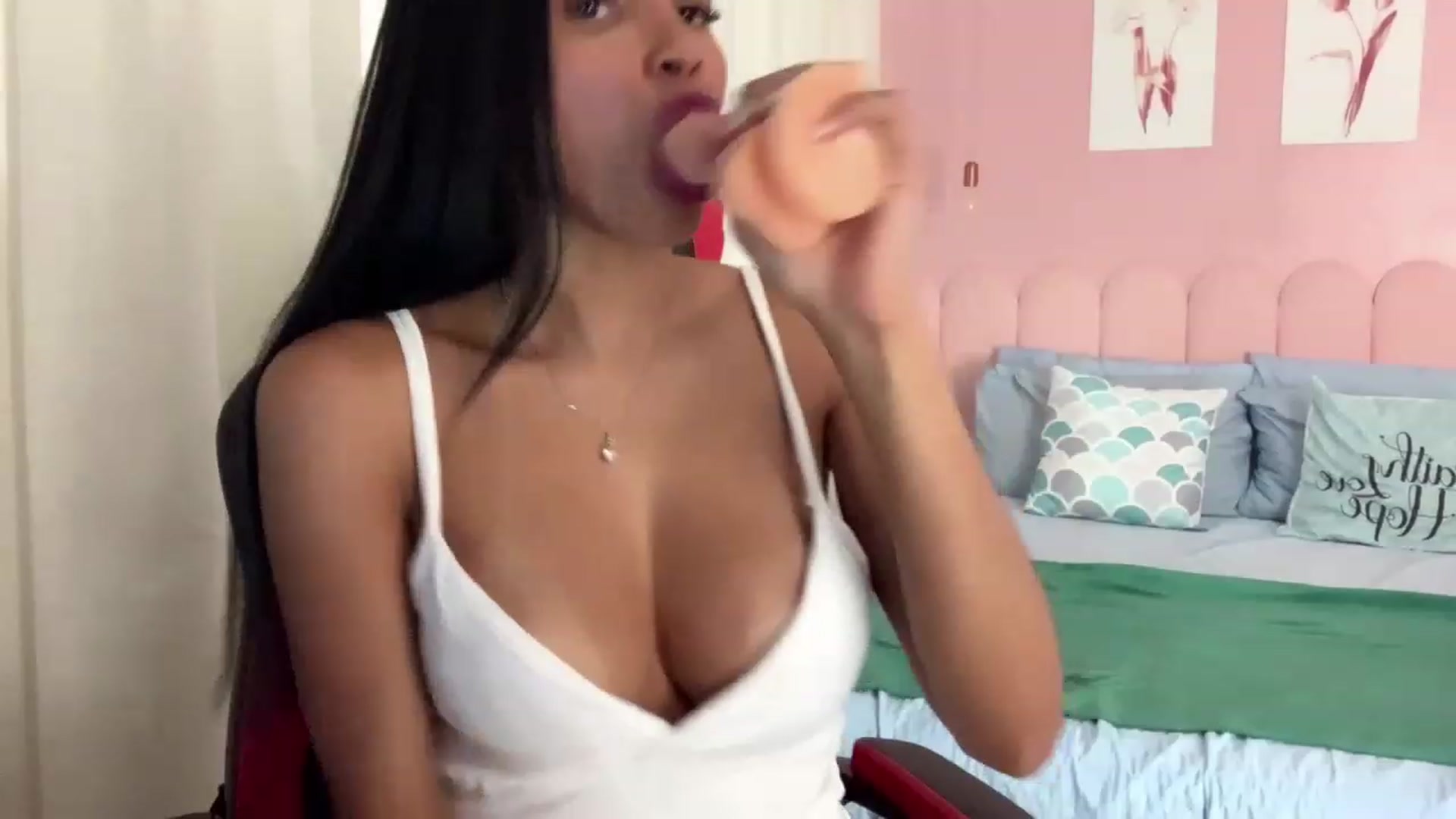 Gallery image thumbnail from Helen9g38's myfreecams stream on, 01/06/2024, 18:54 image 14 of 20
