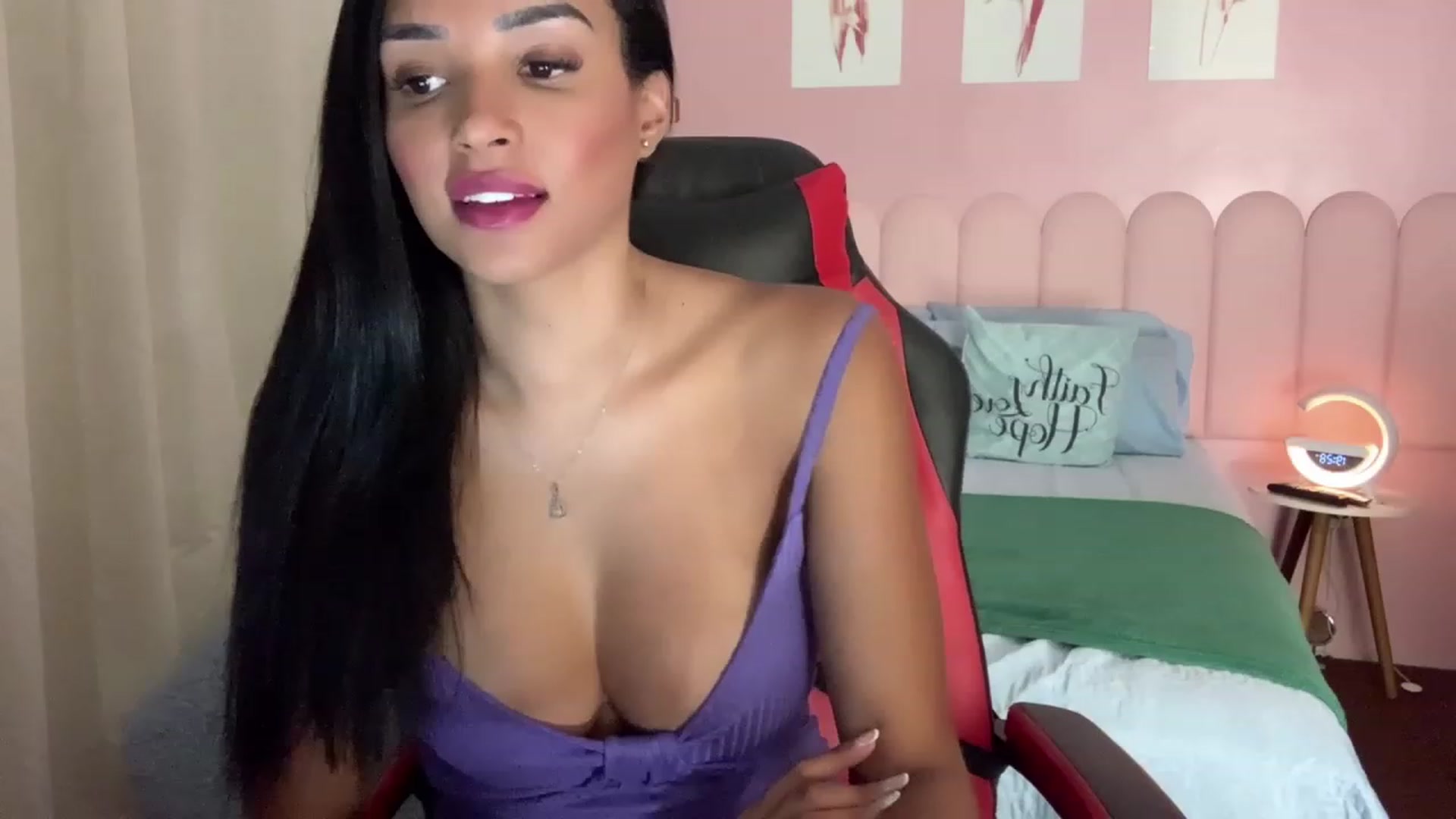 Gallery image thumbnail from Helen9g38's myfreecams stream on, 01/08/2024, 22:35 image 20 of 20