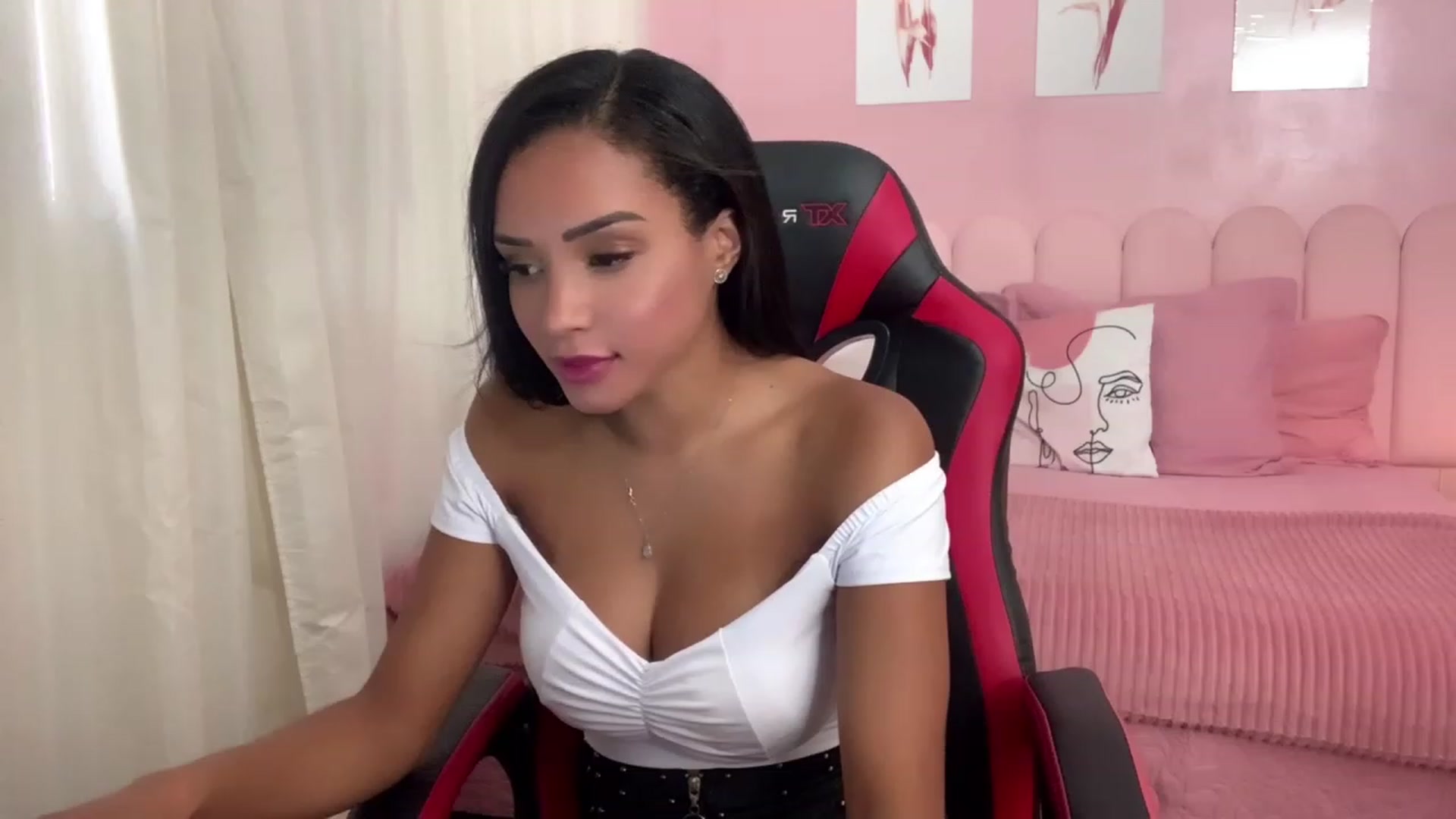 Gallery image thumbnail from Helen9g38's myfreecams stream on, 01/15/2024, 18:33 image 7 of 20