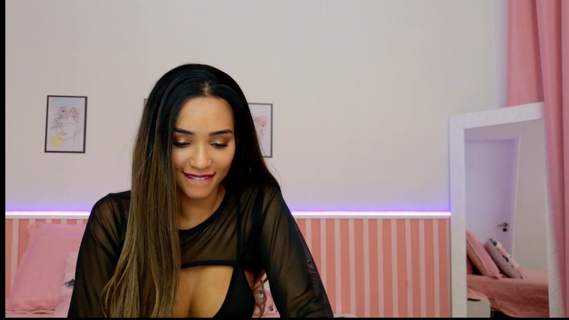 Gallery image thumbnail from Helen9g38's myfreecams stream on, 12/17/2024, 20:06 image 6 of 20