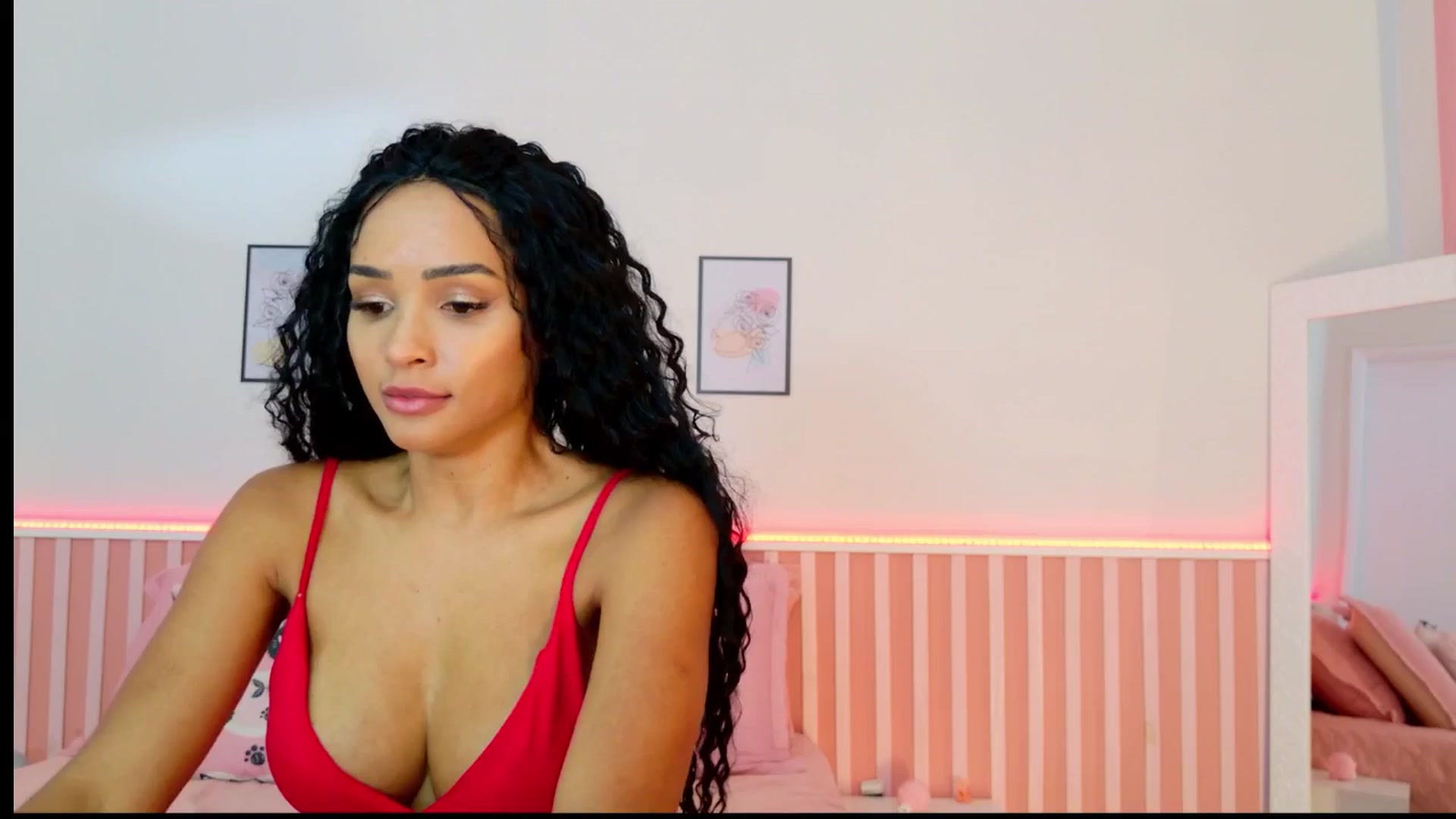 Gallery image thumbnail from Helen9g38's myfreecams stream on, 12/23/2024, 16:55 image 12 of 20