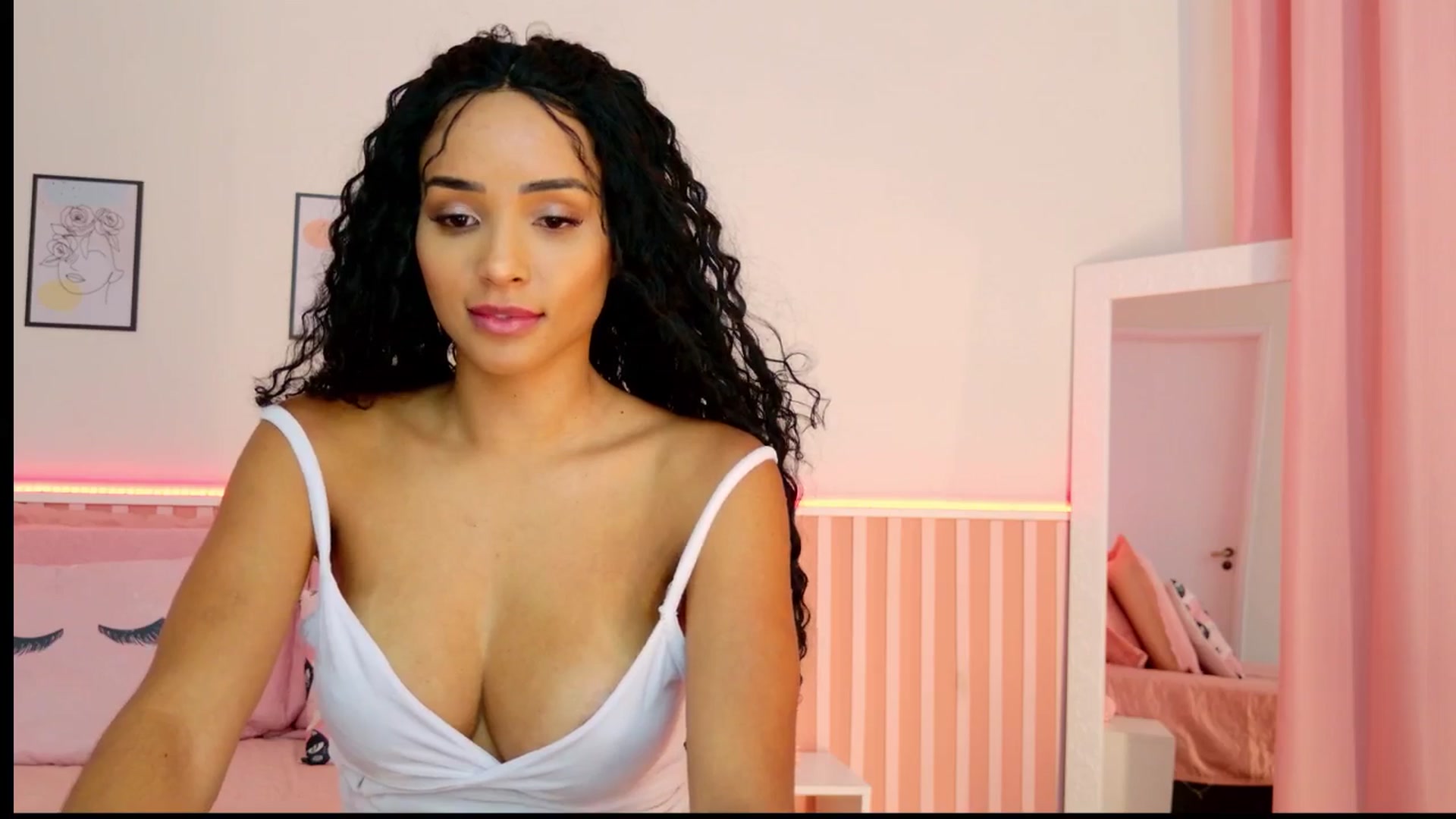 Gallery image thumbnail from Helen9g38's myfreecams stream on, 12/24/2024, 16:29 image 16 of 20