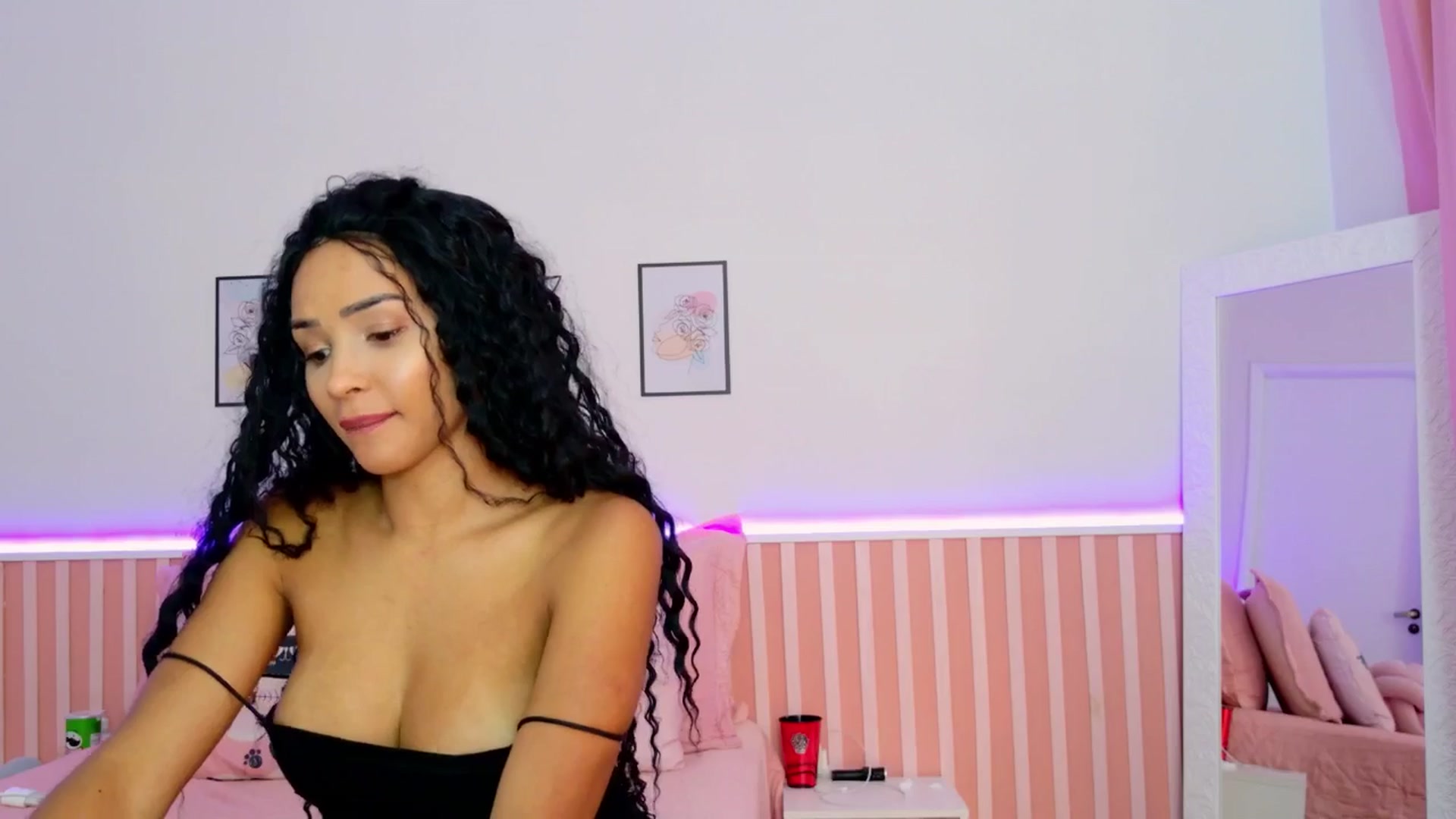 Gallery image thumbnail from Helen9g38's myfreecams stream on, 01/07/2025, 15:20 image 8 of 20