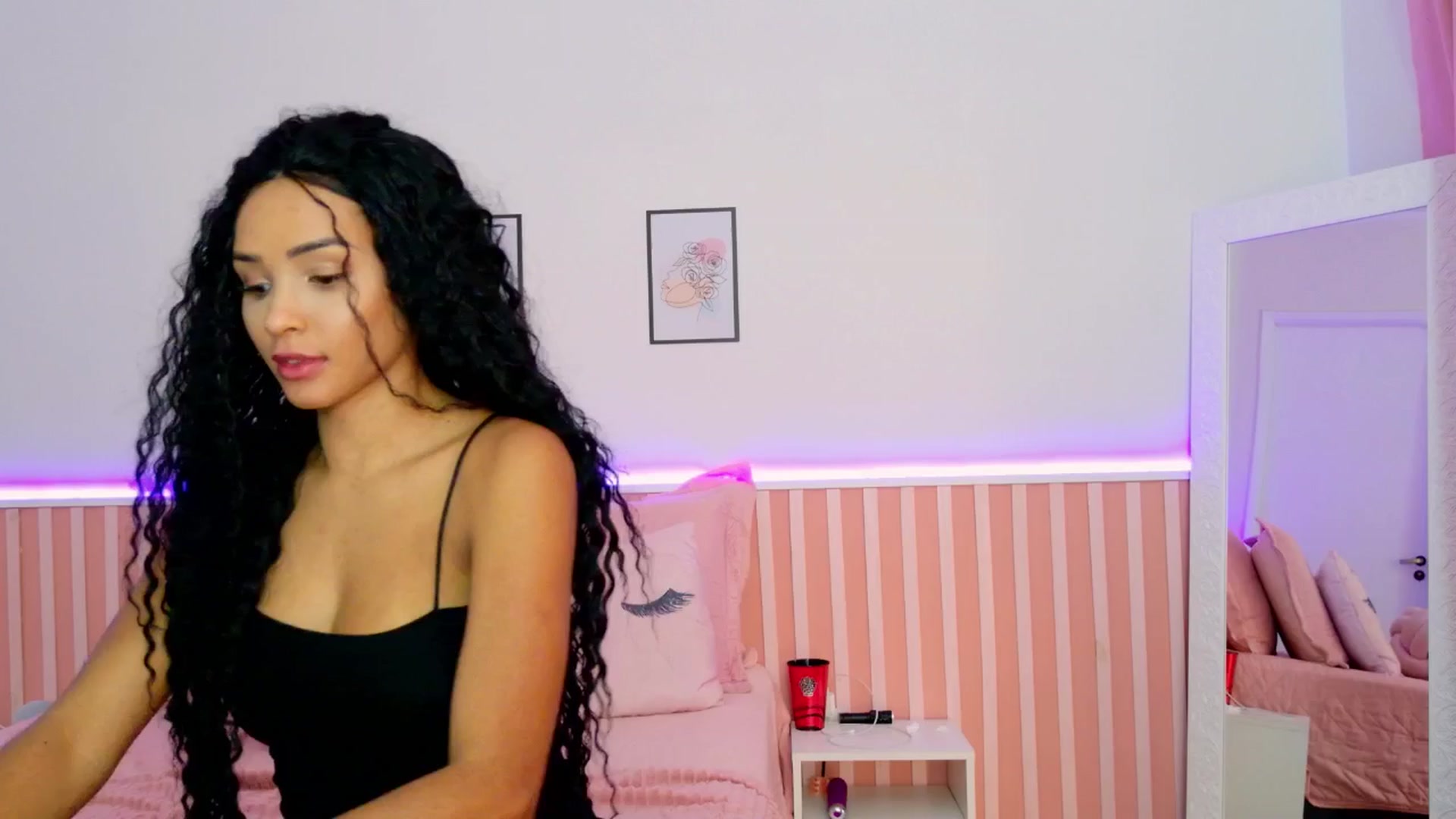 Gallery image thumbnail from Helen9g38's myfreecams stream on, 01/07/2025, 16:04 image 17 of 20