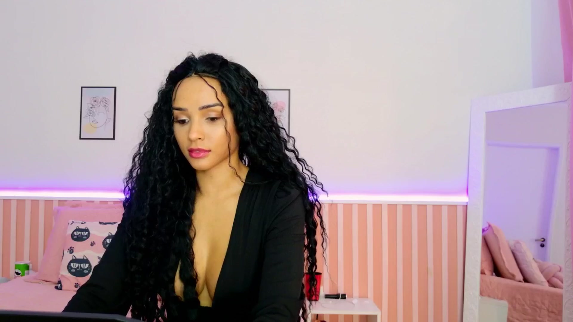 Gallery image thumbnail from Helen9g38's myfreecams stream on, 01/07/2025, 19:52 image 13 of 20