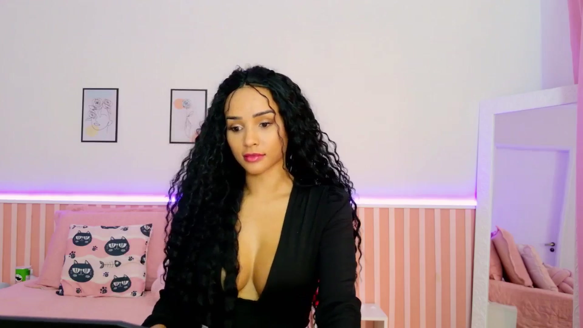Gallery image thumbnail from Helen9g38's myfreecams stream on, 01/07/2025, 19:52 image 12 of 20