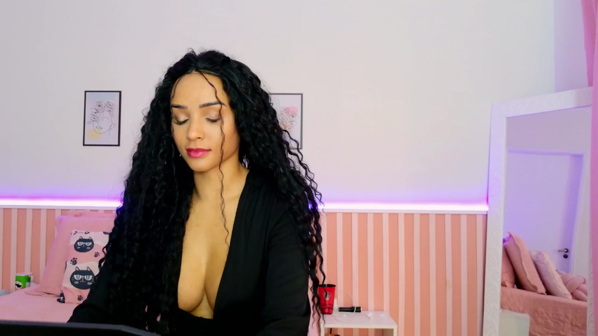 Gallery image thumbnail from Helen9g38's myfreecams stream on, 01/07/2025, 19:52 image 5 of 20
